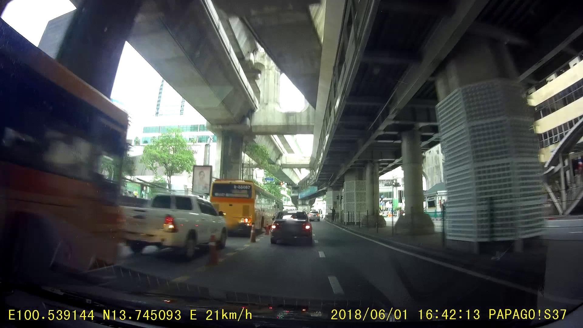 Street view near The St. Regis Bangkok, Makkasan — © poramet (CC BY-SA · Mapillary)