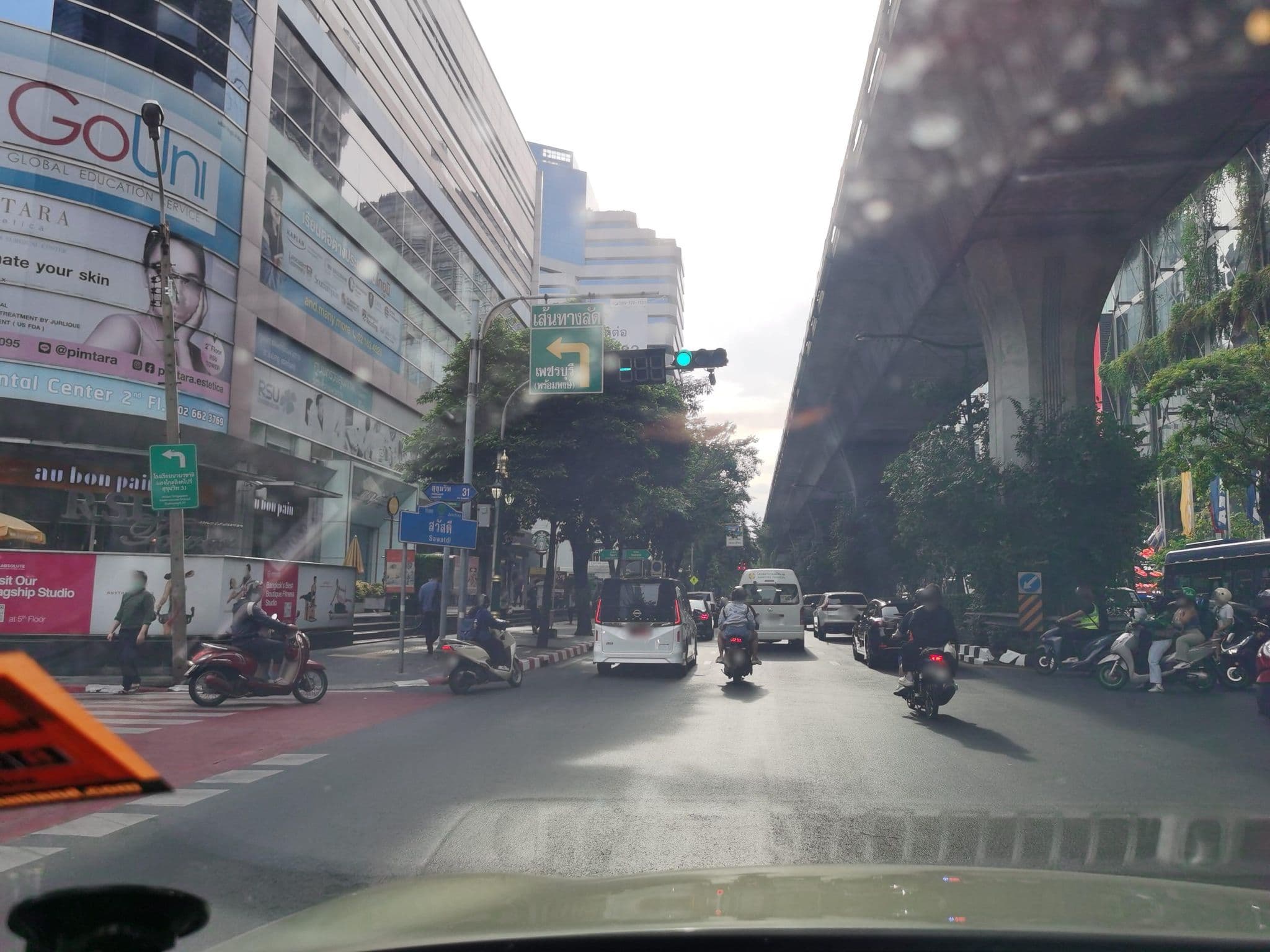 Street view near S31 Sukhumvit, Watthana