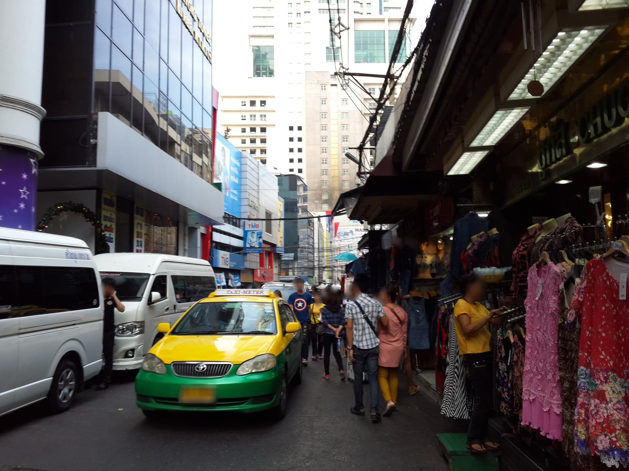 Street view near Baiyoke Tower I, Makkasan