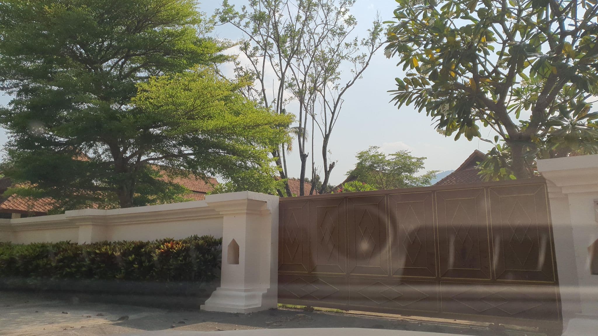 Street view near Centre of the Universe Chiang Mai Swimming Pool and Resort, Chiang Mai