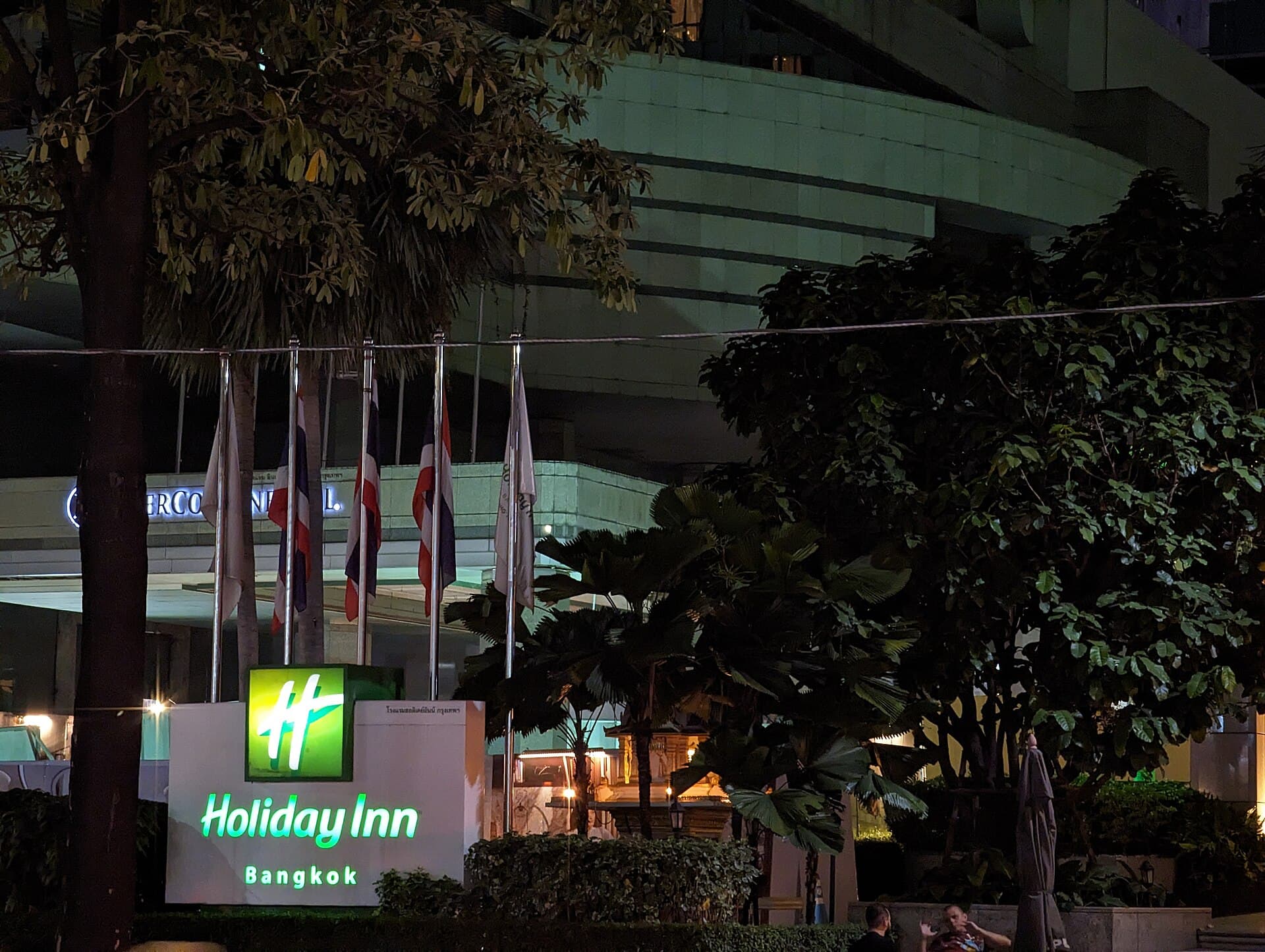 Holiday Inn Bangkok (via Wikimedia Commons, CC0)