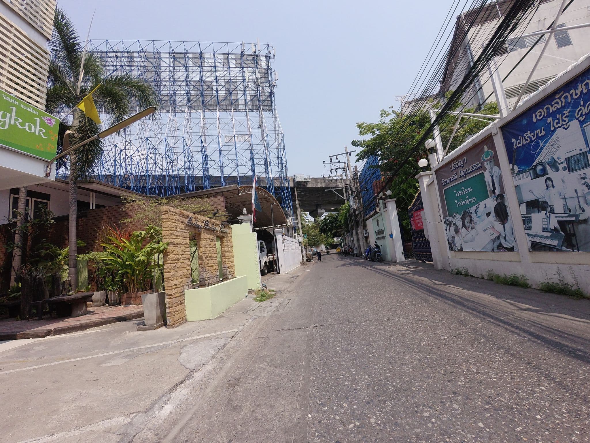 Street view near S2S Boutique Resort, Makkasan — © mishari (CC BY-SA · Mapillary)
