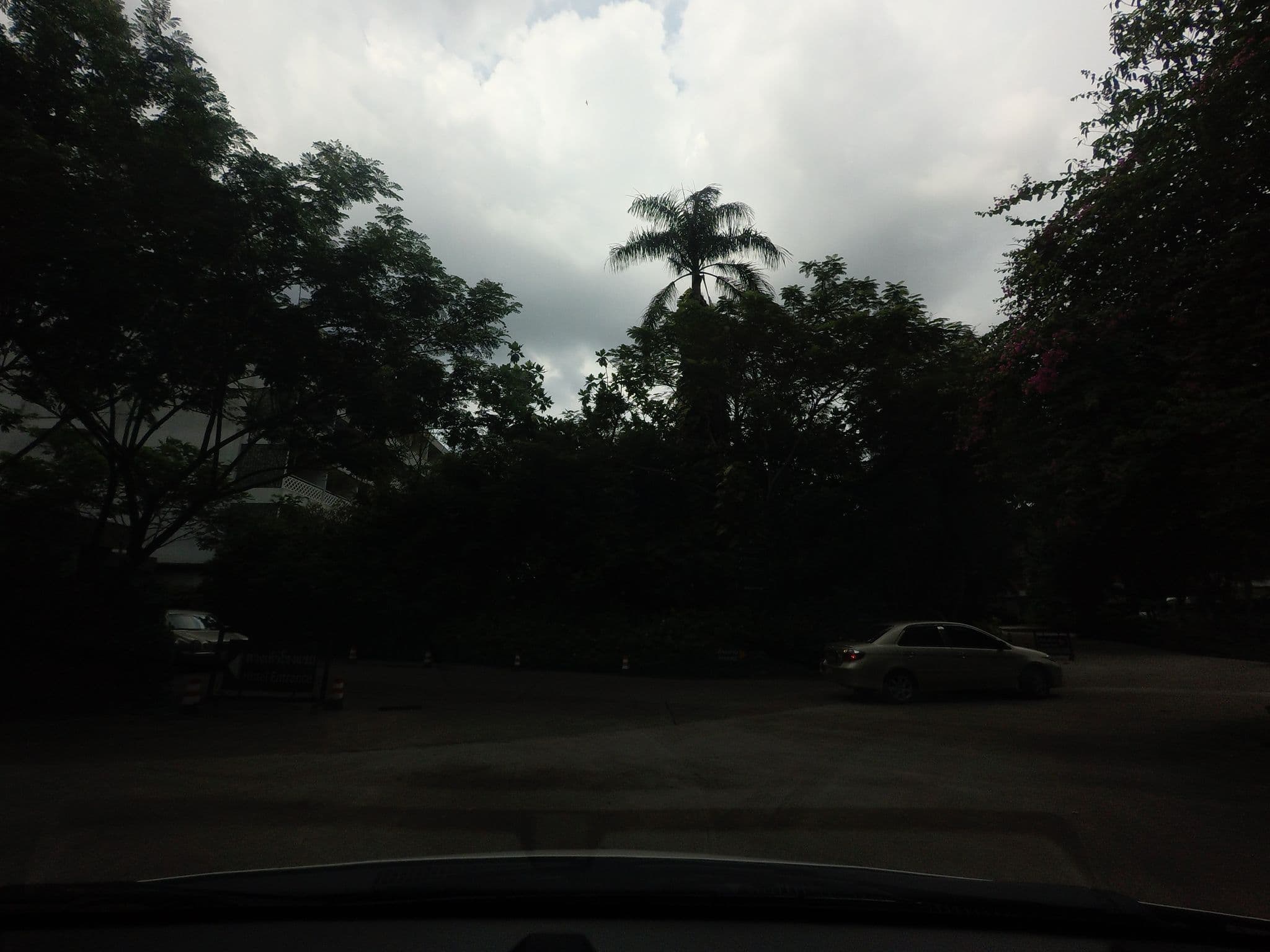 Street view near Sampran Riverside, Sam Phran — © mishari (CC BY-SA · Mapillary)