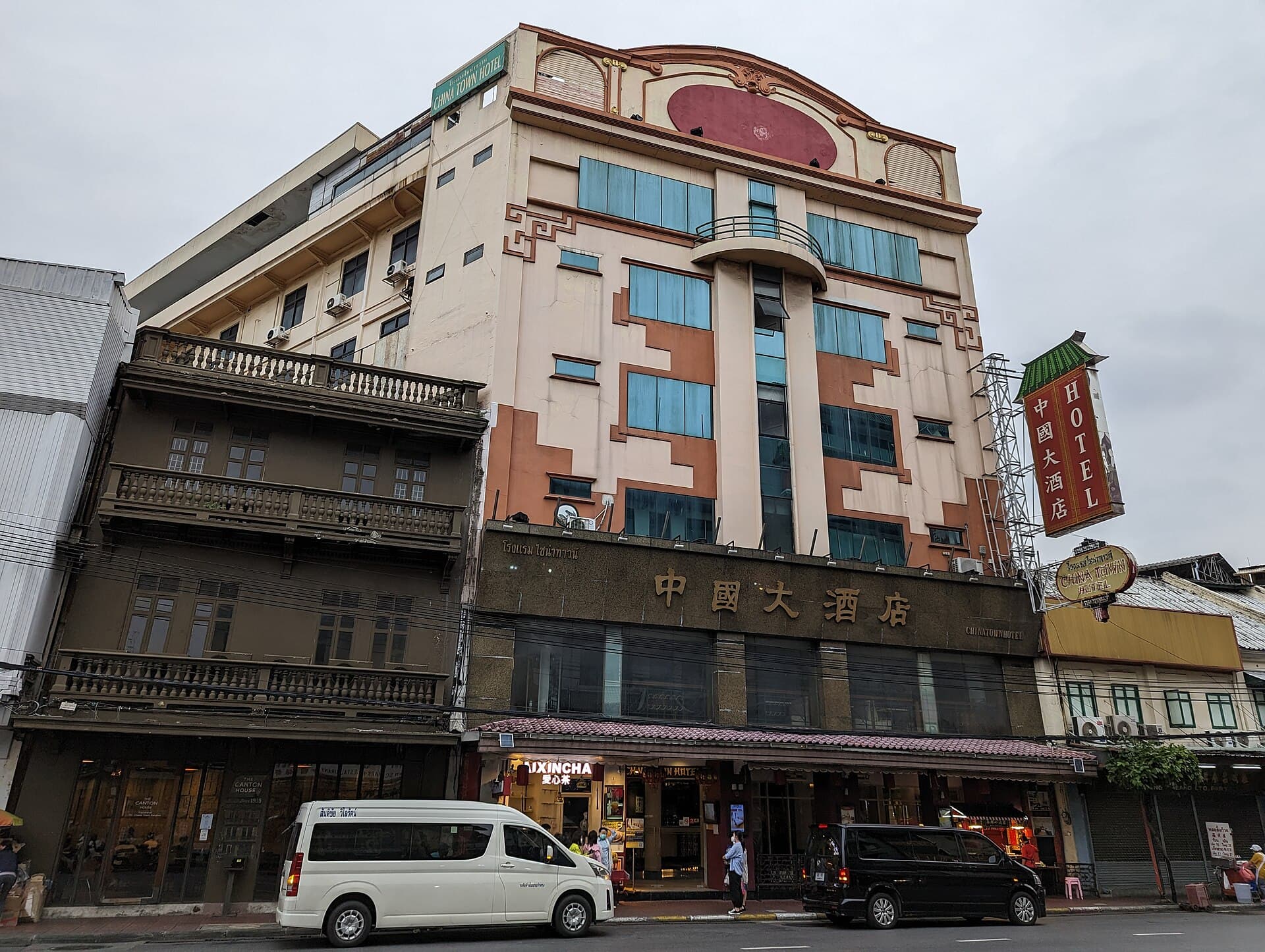 Chinatown Hotel (via Wikimedia Commons, CC0)
