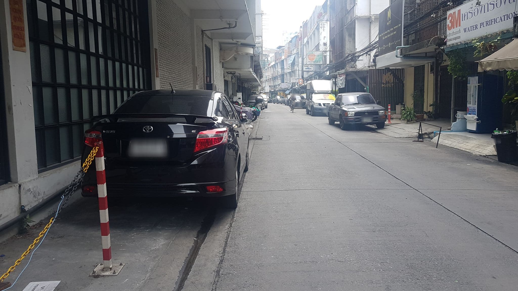 Street view near Beat Hotel, Khlong Toei — © kallhoinz (CC BY-SA · Mapillary)