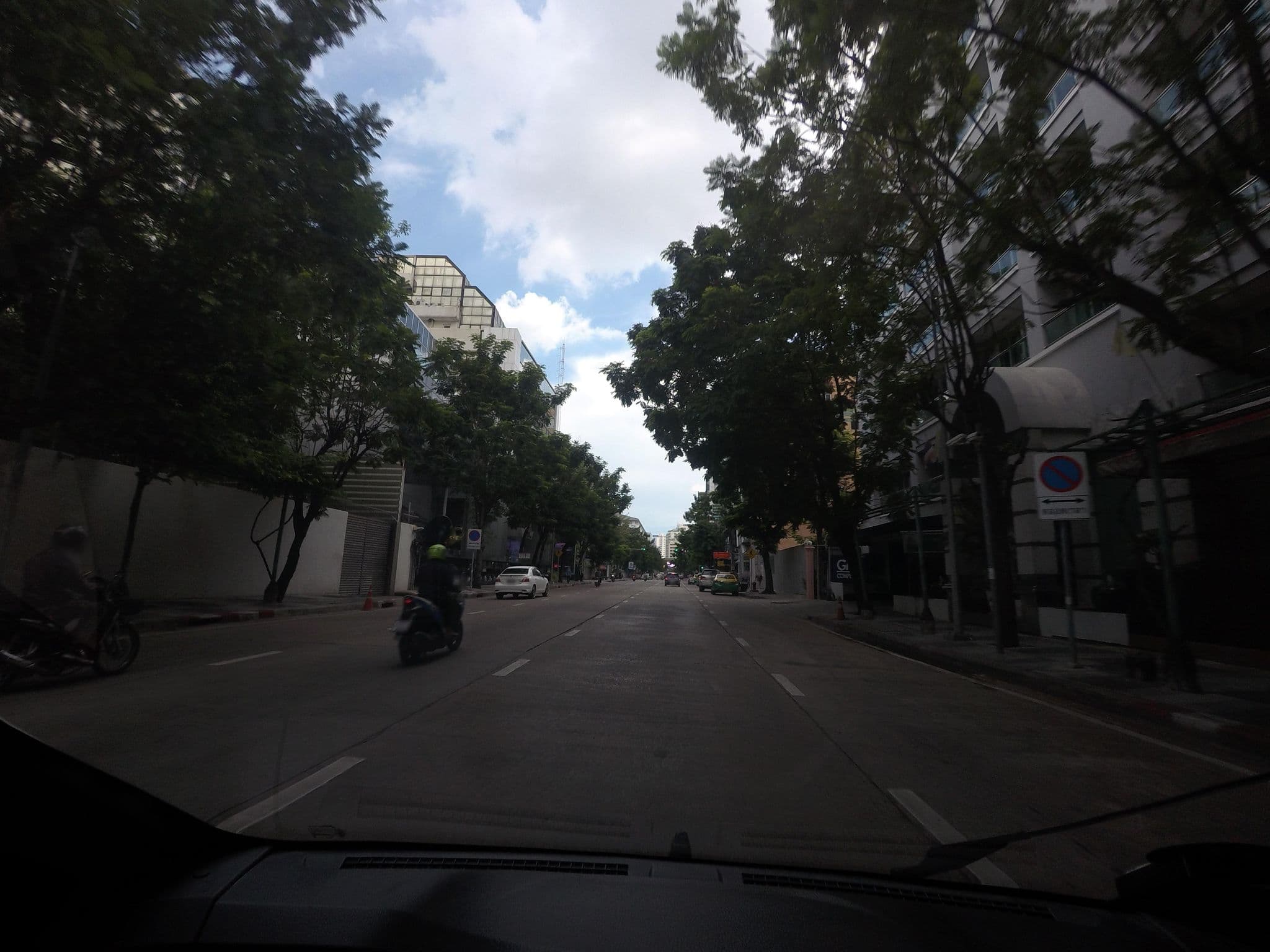 Street view near GM Suites, Makkasan