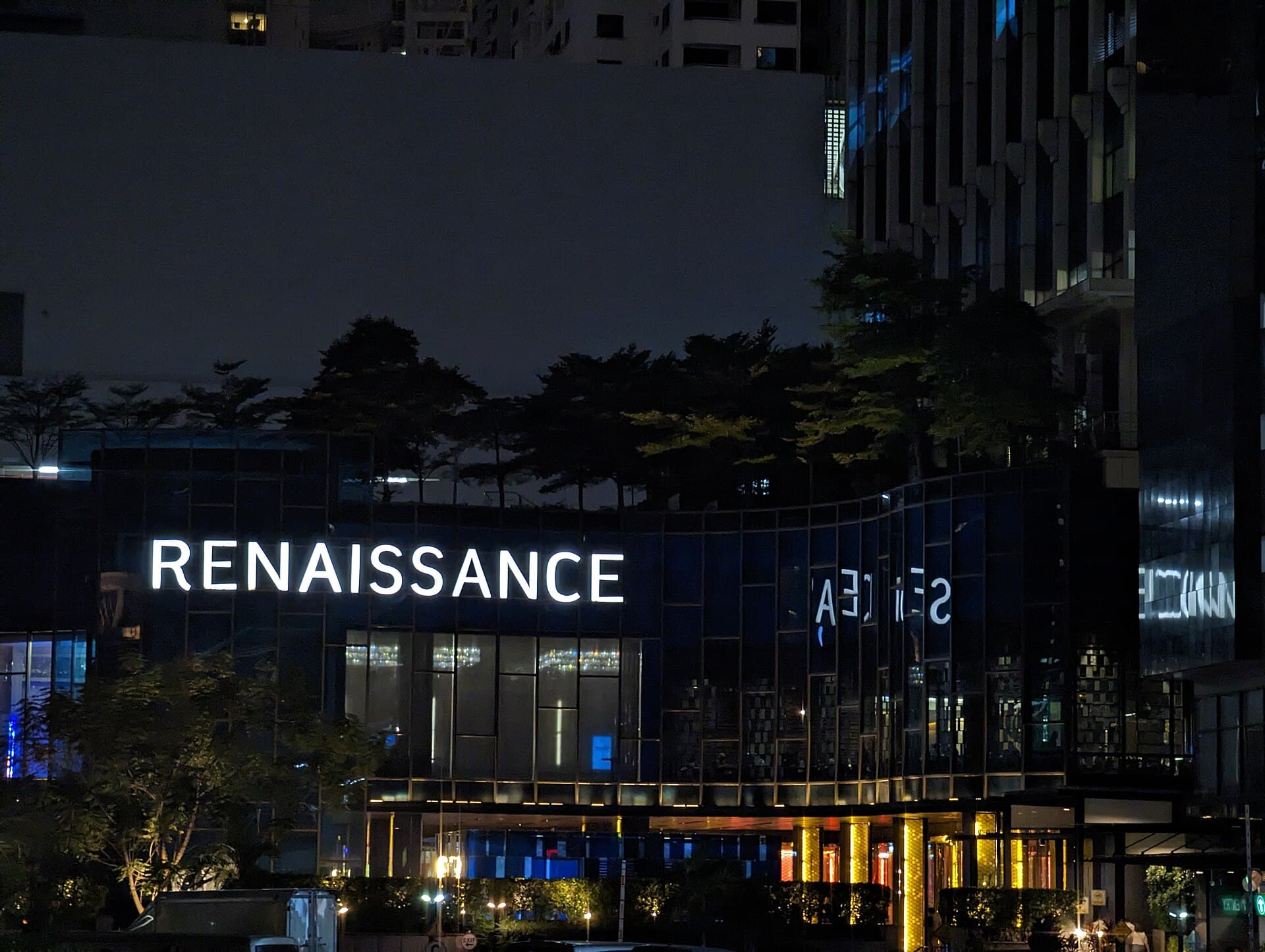 Renaissance Bangkok Ratchaprasong Hotel (via Wikimedia Commons, CC0)