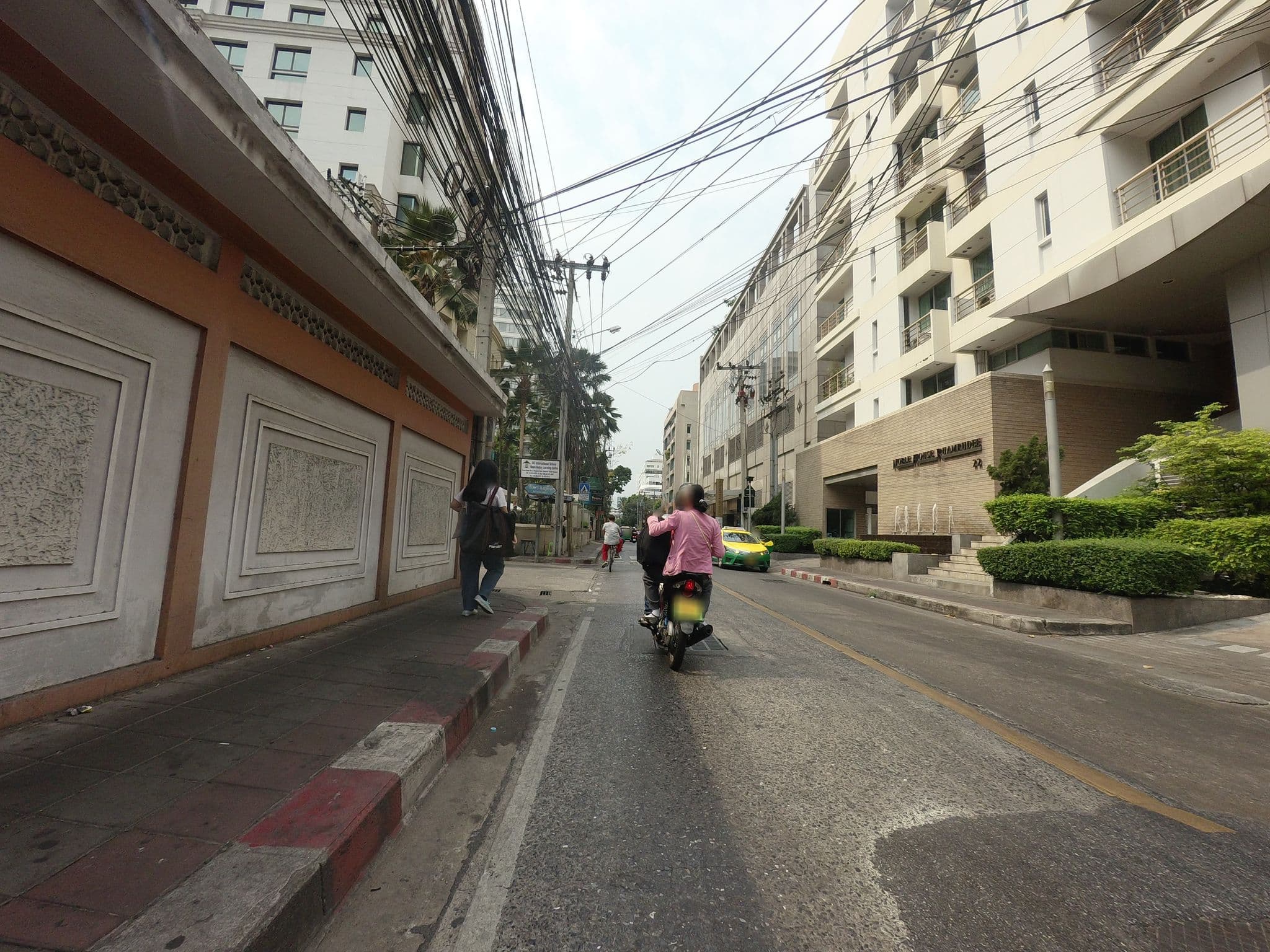 Street view near Chateau de Bangkok, Makkasan — © mishari (CC BY-SA · Mapillary)