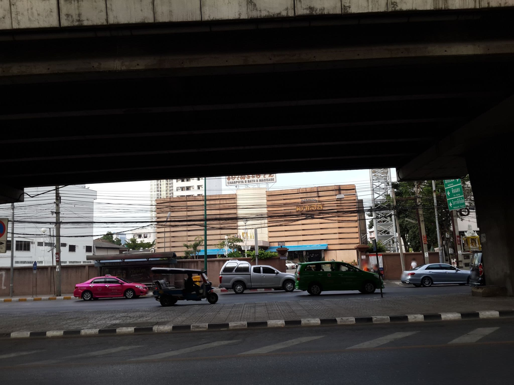 Street view near Akara Bangkok, Makkasan — © mishari (CC BY-SA · Mapillary)