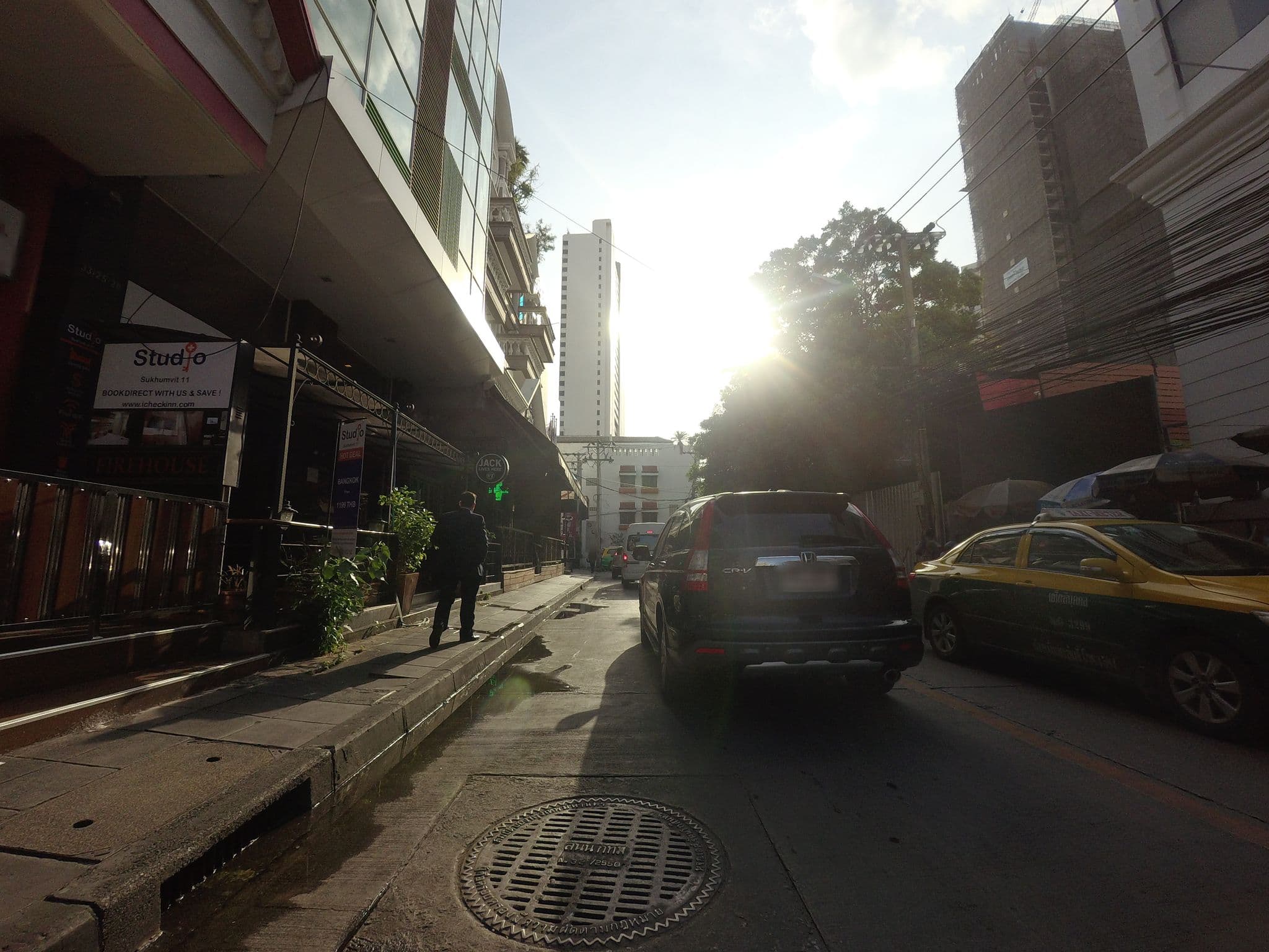 Street view near Seasons, Makkasan