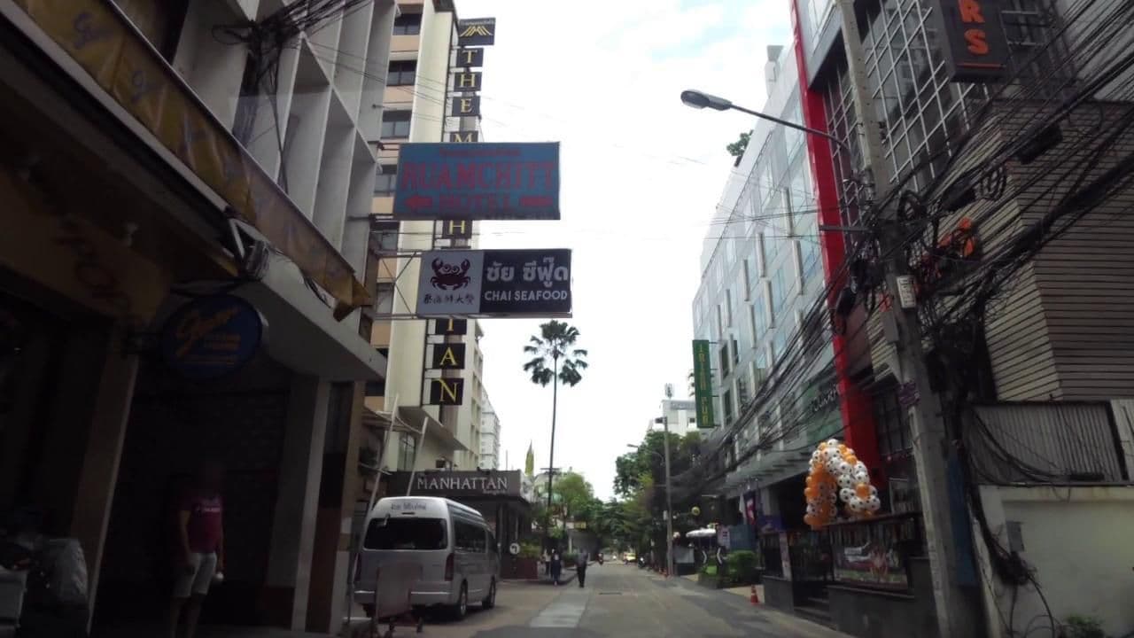 Street view near Paradox Bangkok Sukhumvit, Makkasan