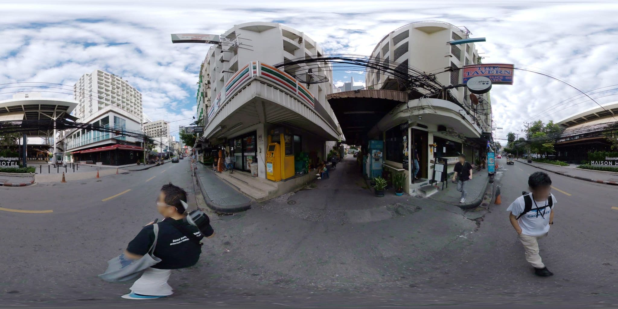 Street view near Nana City Inn, Makkasan