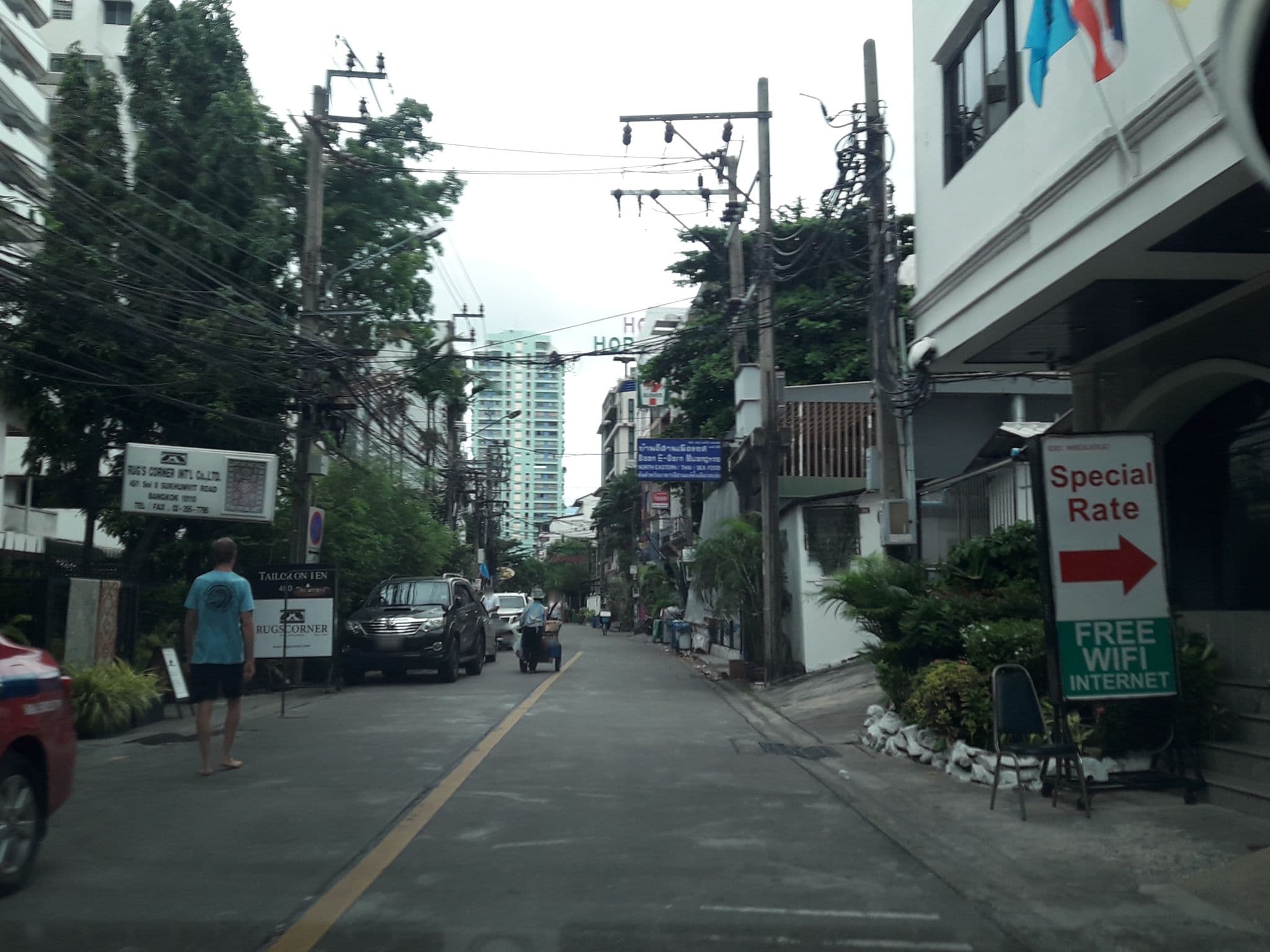 Street view near The Pronemade, Makkasan — © jetman11 (CC BY-SA · Mapillary)