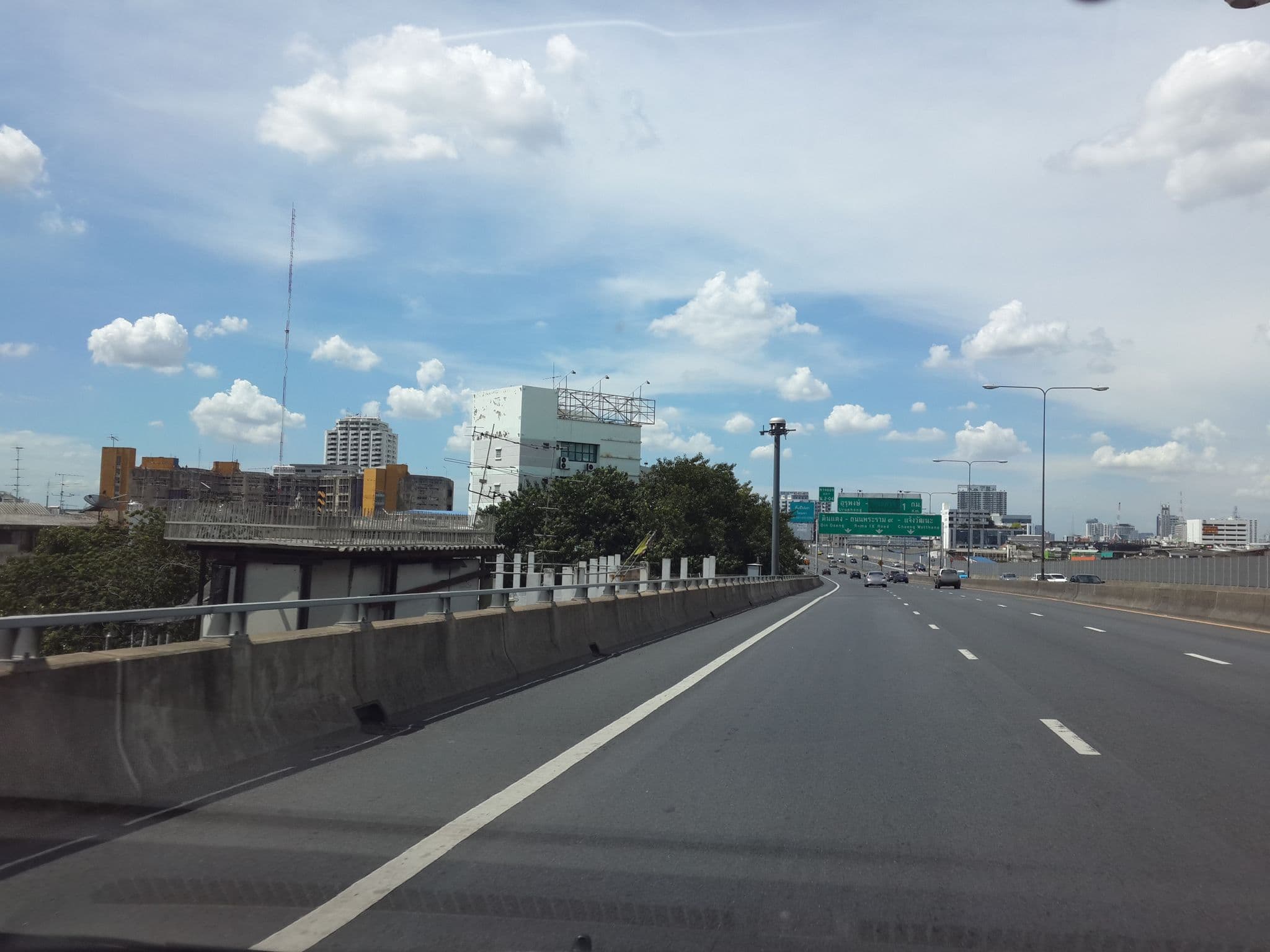 Street view near InnStations hostel, Pathum Wan — © mishari (CC BY-SA · Mapillary)