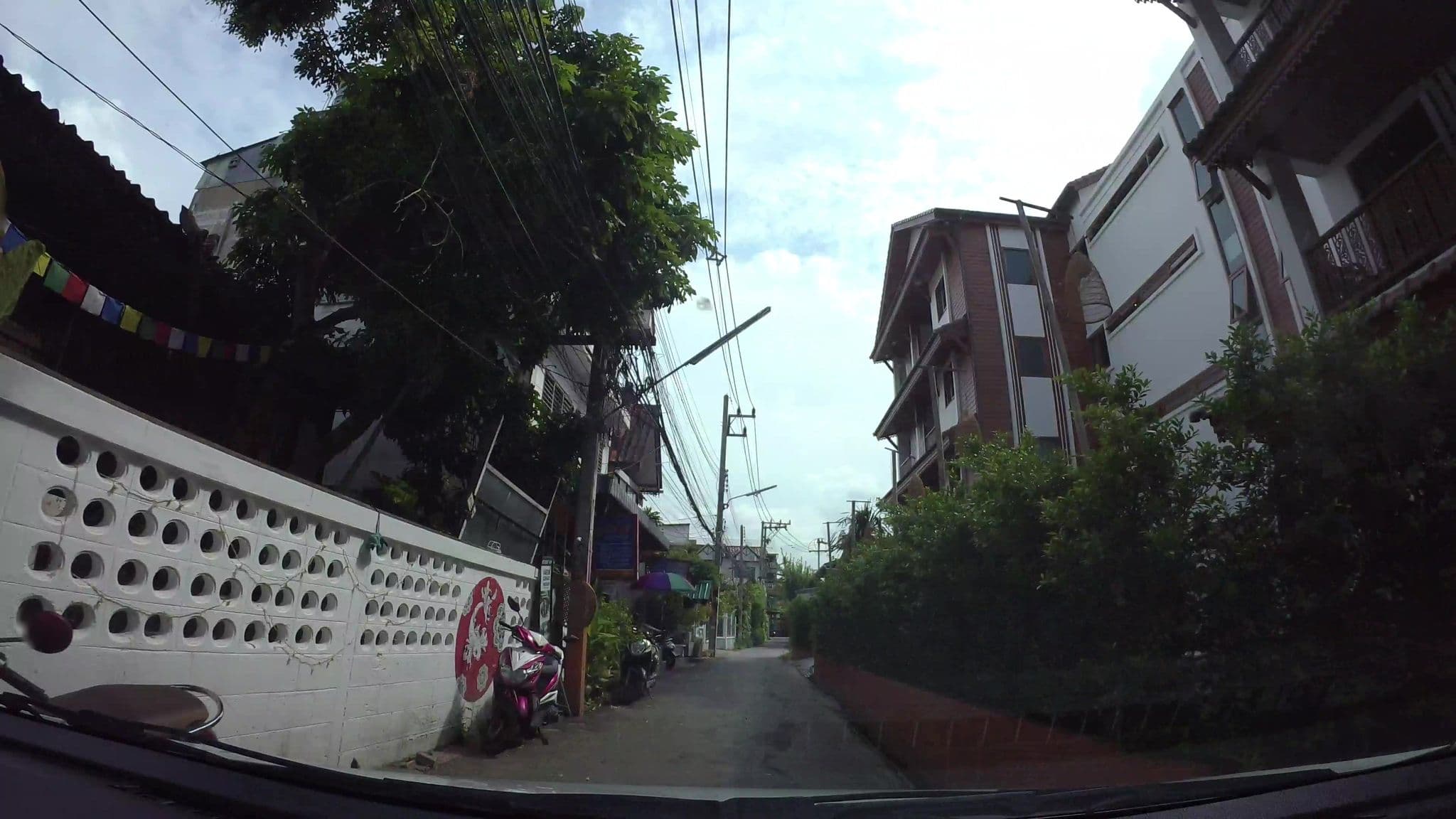 Street view near Chok Dee Guesthouse, Chiang Mai — © kaart_3 (CC BY-SA · Mapillary)