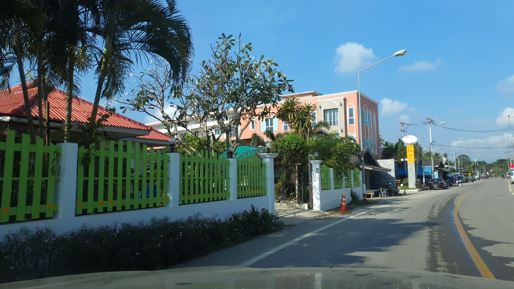 Street view near Baan Kieng Lay Guesthouse, Bang Saphan — © jrcarlsen (CC BY-SA · Mapillary)
