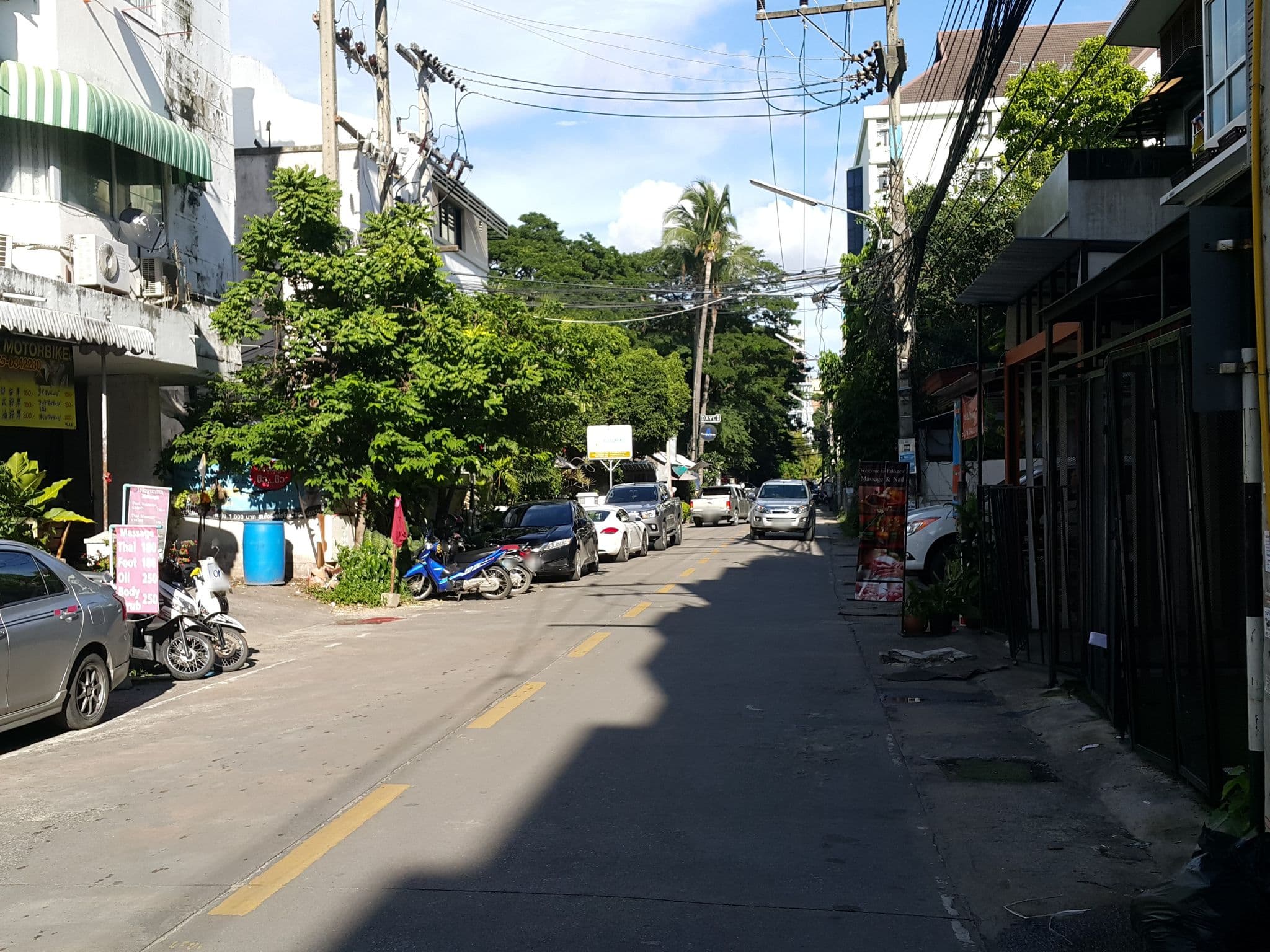 Street view near Buc's hostel, Chiang Mai — © jrcarlsen (CC BY-SA · Mapillary)