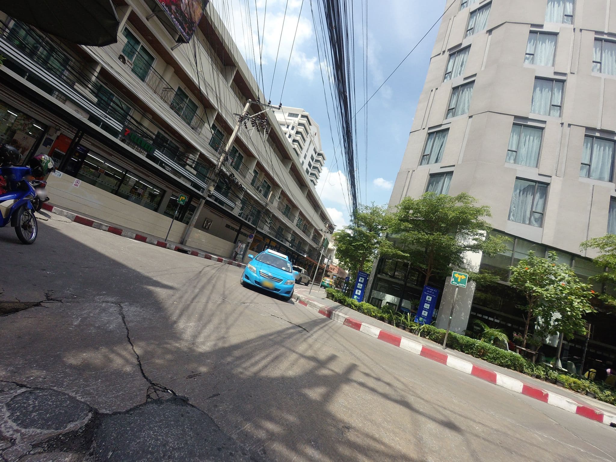 Street view near Holiday Inn Express, Makkasan