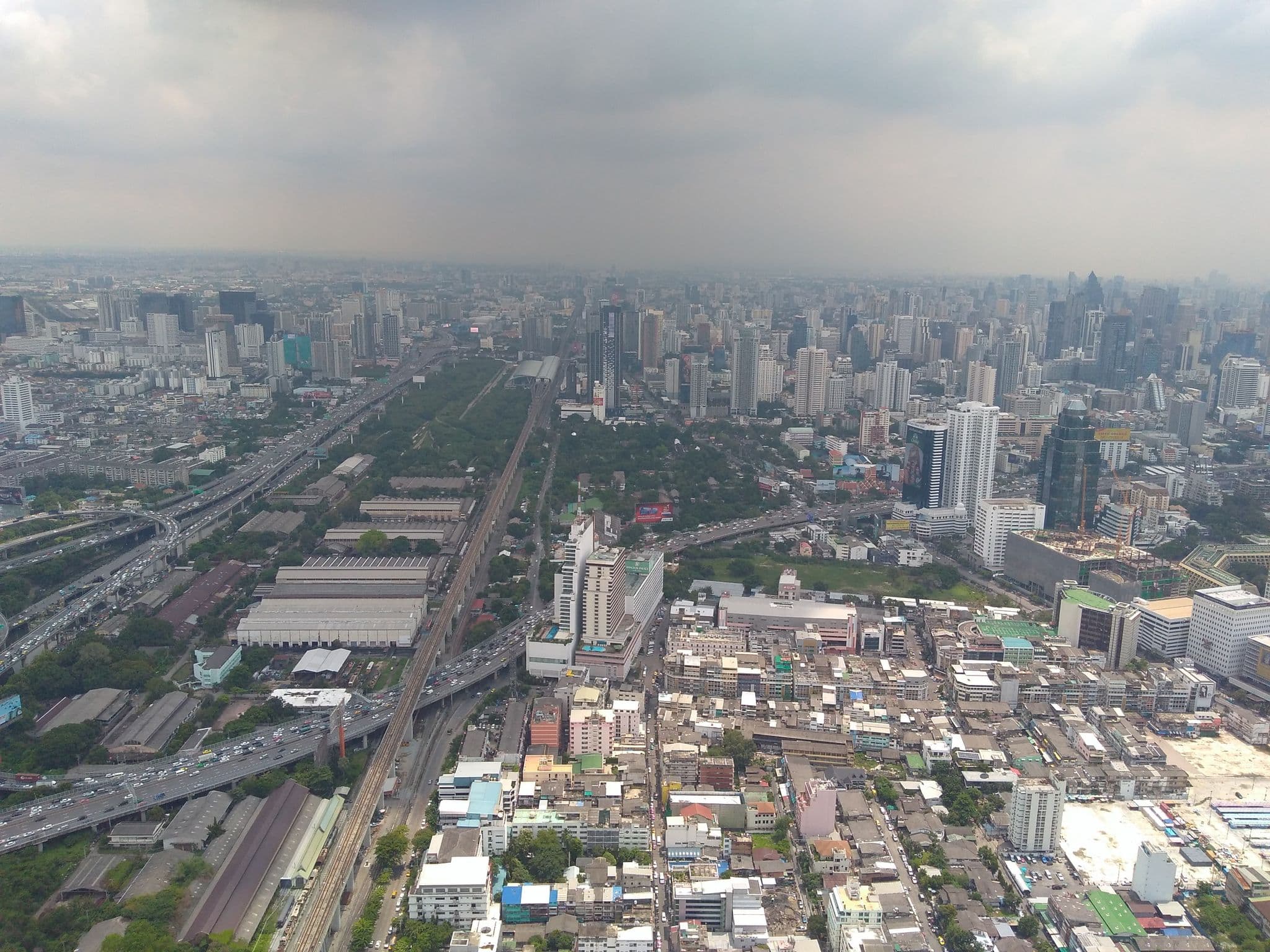 Street view near Baiyoke Sky Hotel, Makkasan