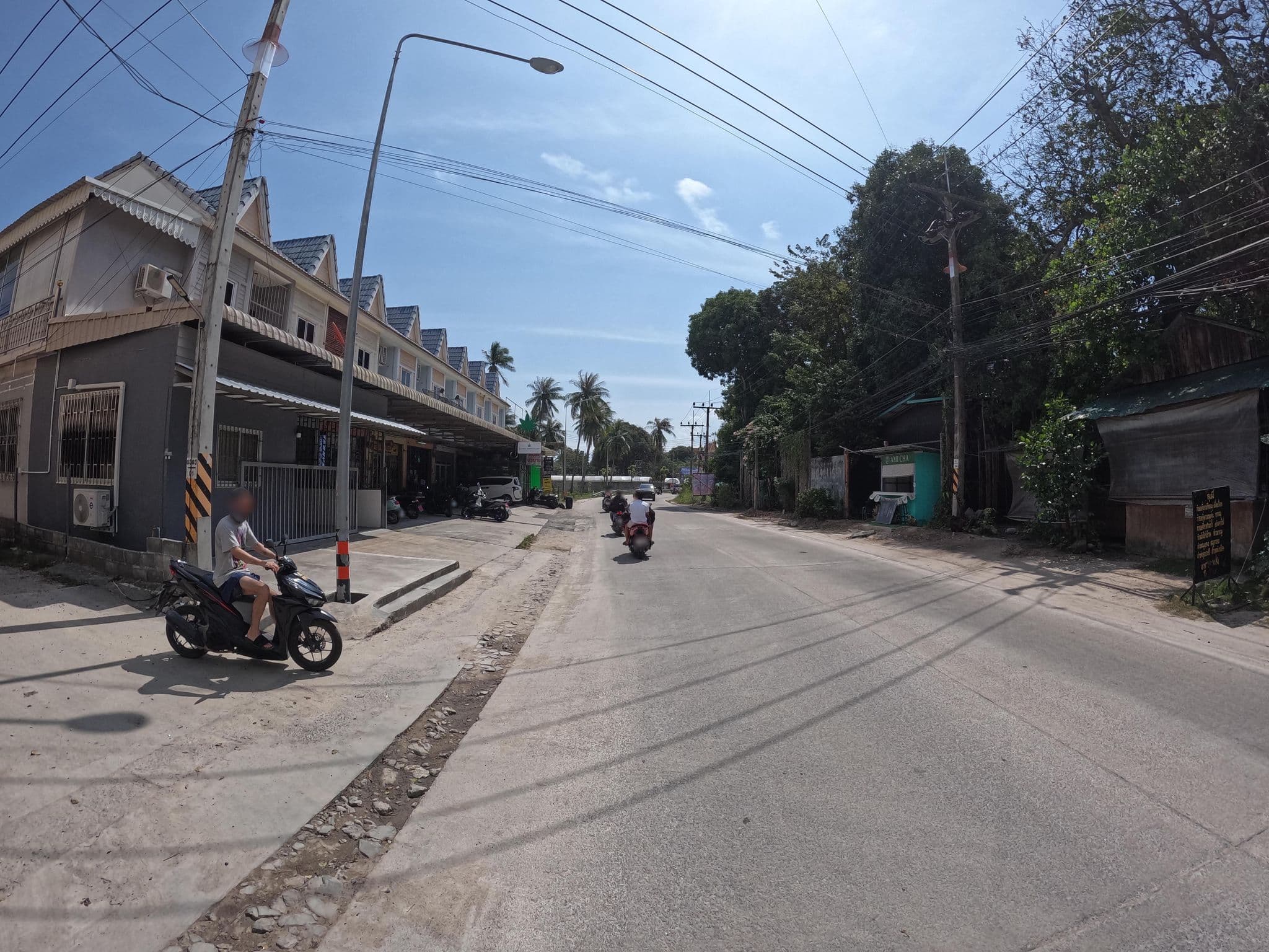 Street view near Phatchara Boutique Hotel, Ko Pha Ngan — © lucomsky (CC BY-SA · Mapillary)
