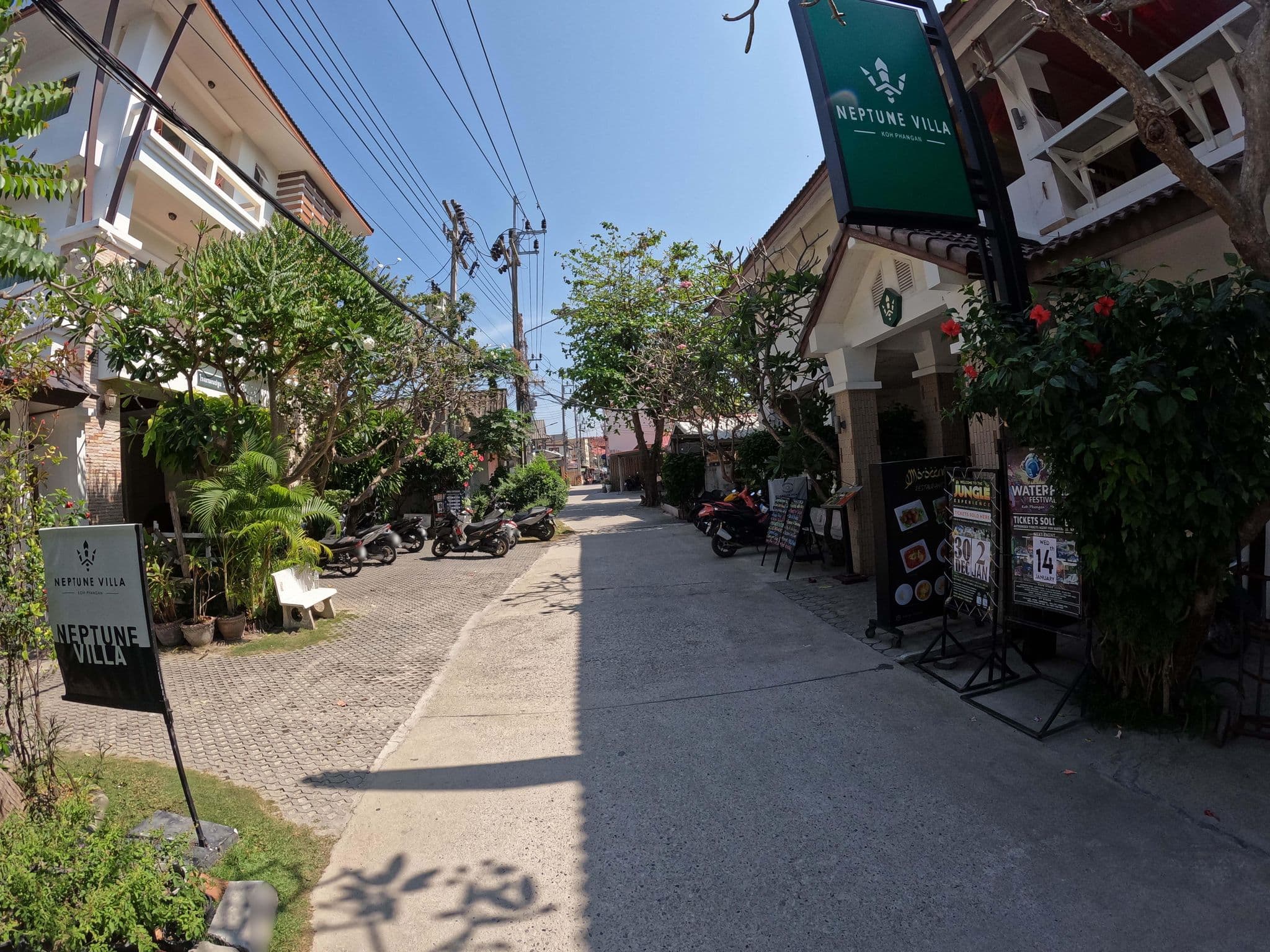 Street view near Charung Bungalow, Ko Pha Ngan