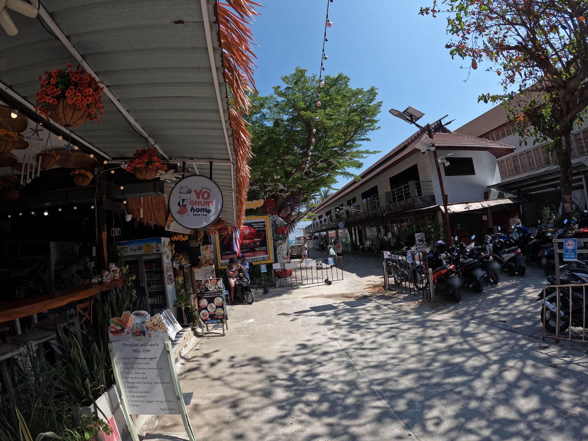 Street view near Tommy Resort, Ko Pha Ngan