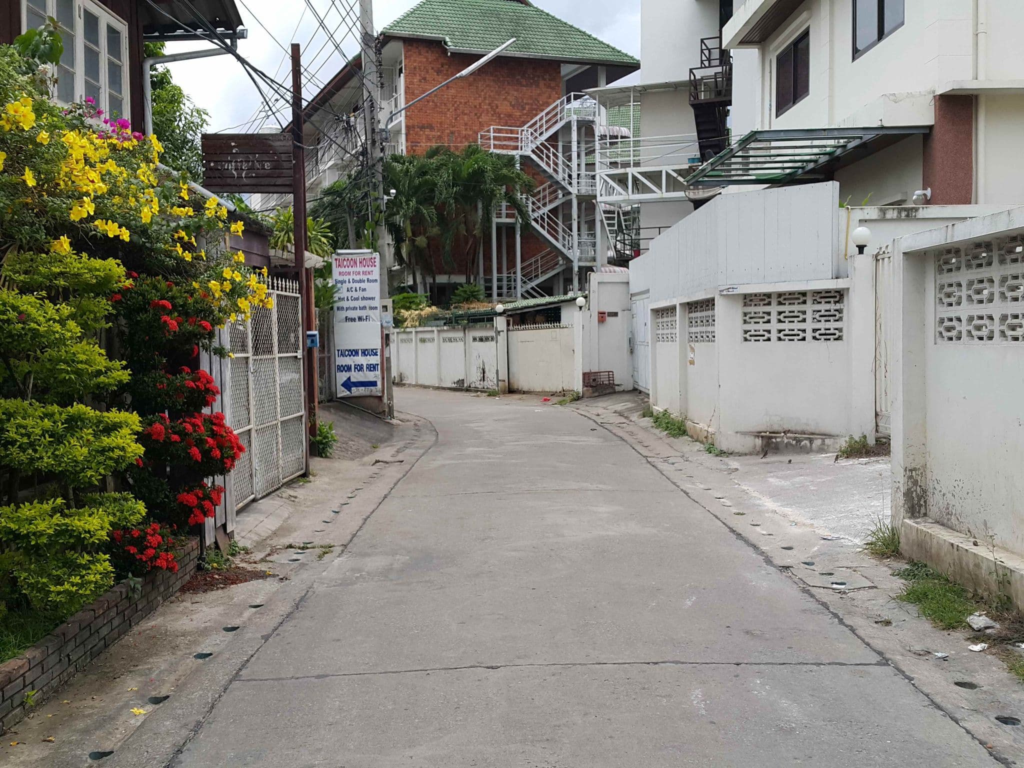 Street view near Taicoon House, Chiang Mai — © jrcarlsen (CC BY-SA · Mapillary)