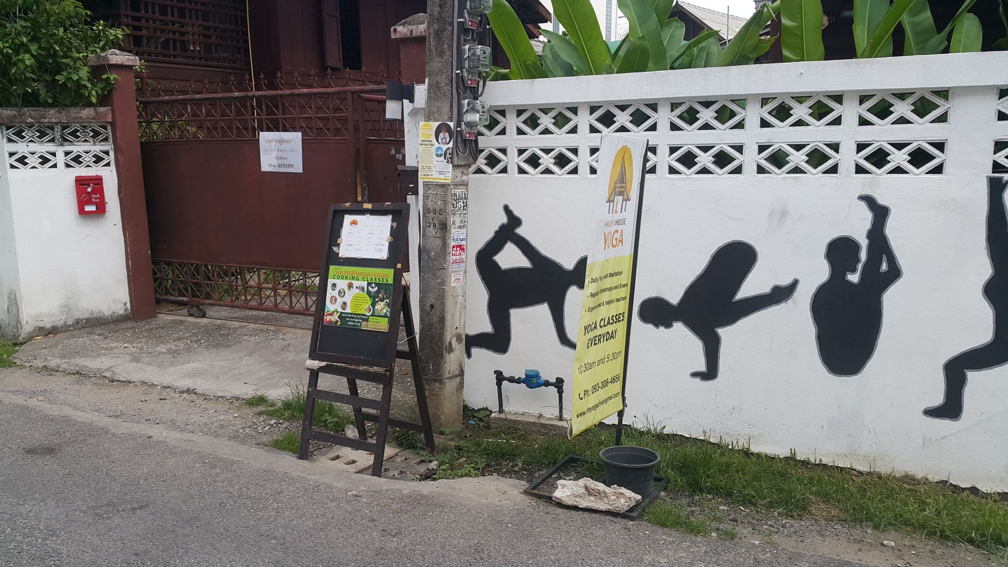 Street view near Lita Guest House, Chiang Mai — © jrcarlsen (CC BY-SA · Mapillary)