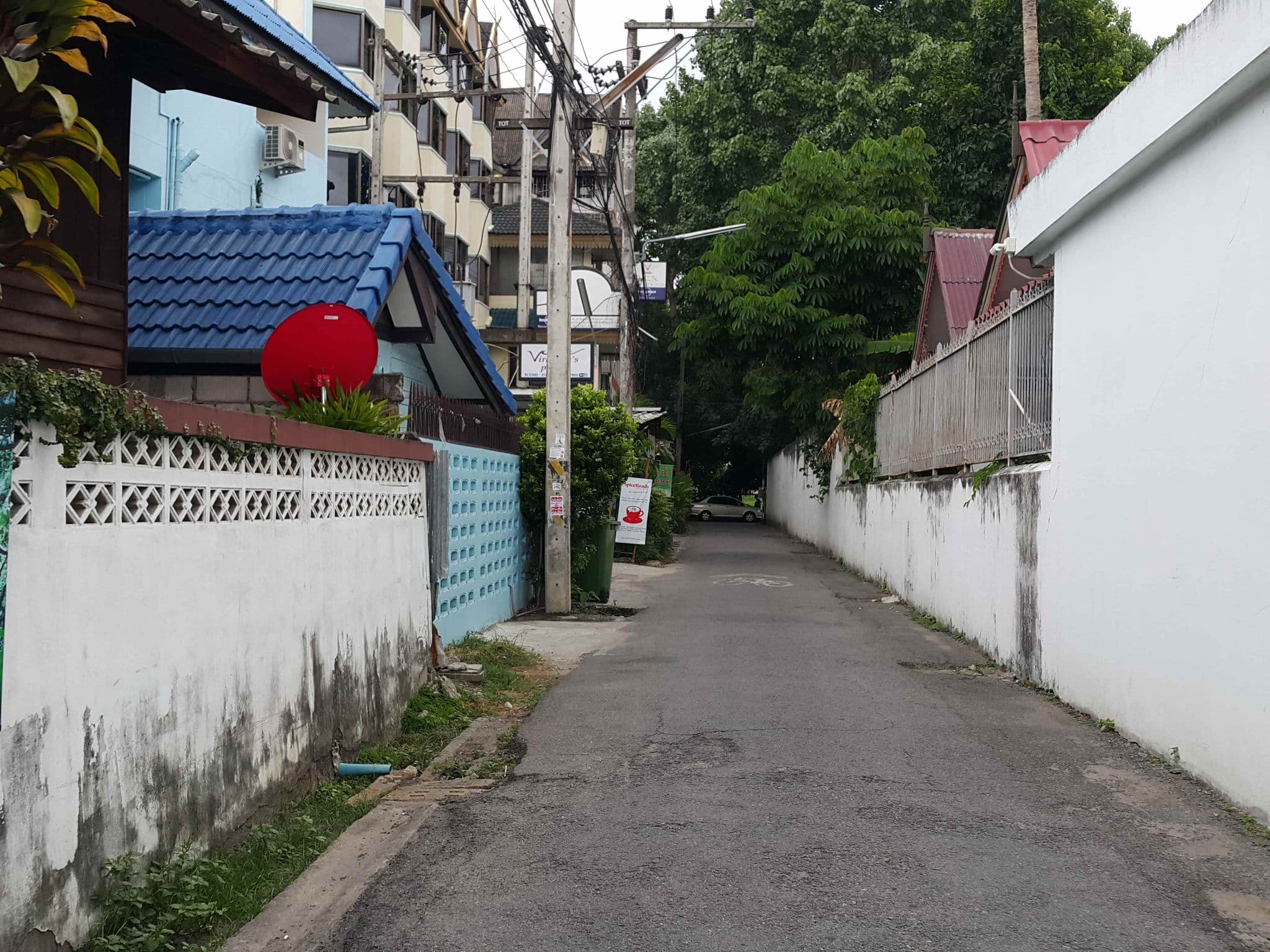 Street view near R. C. N. Court and Inn, Chiang Mai — © jrcarlsen (CC BY-SA · Mapillary)