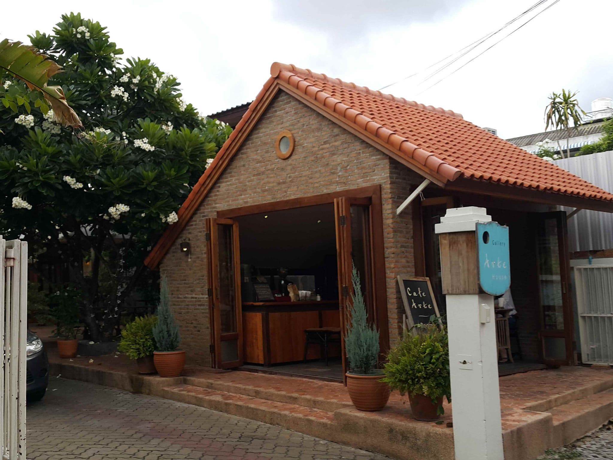 Street view near Lamchang House, Chiang Mai — © jrcarlsen (CC BY-SA · Mapillary)
