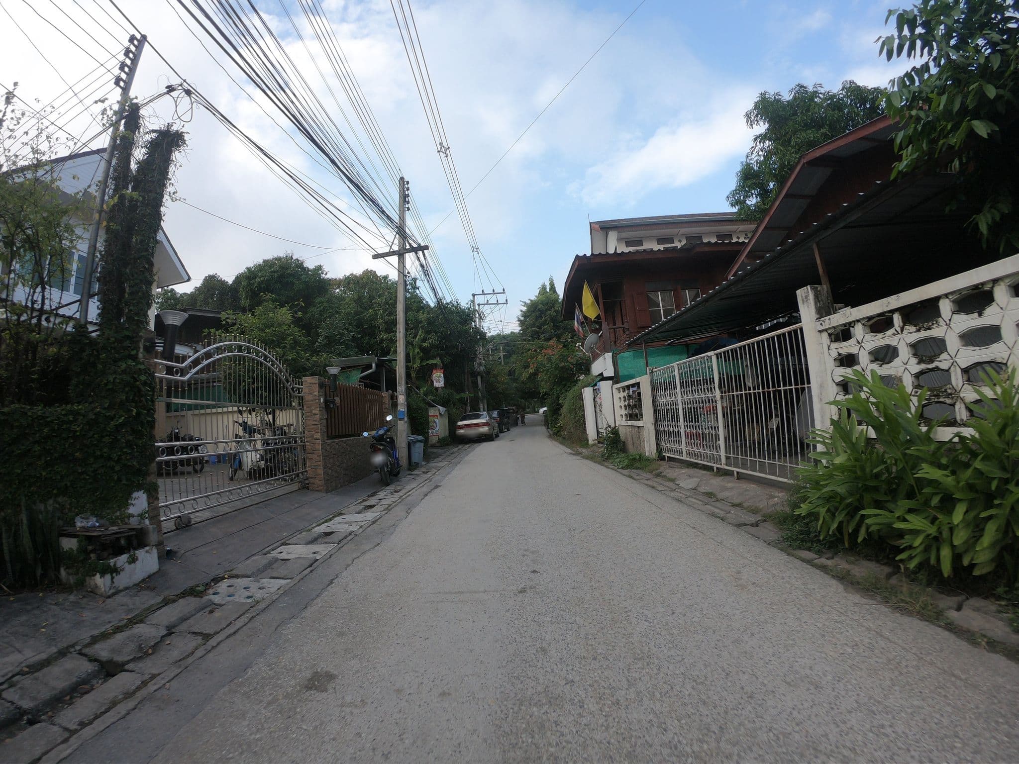 Street view near The Red Hibiscus, Chiang Mai — © chanuwath_grab (CC BY-SA · Mapillary)