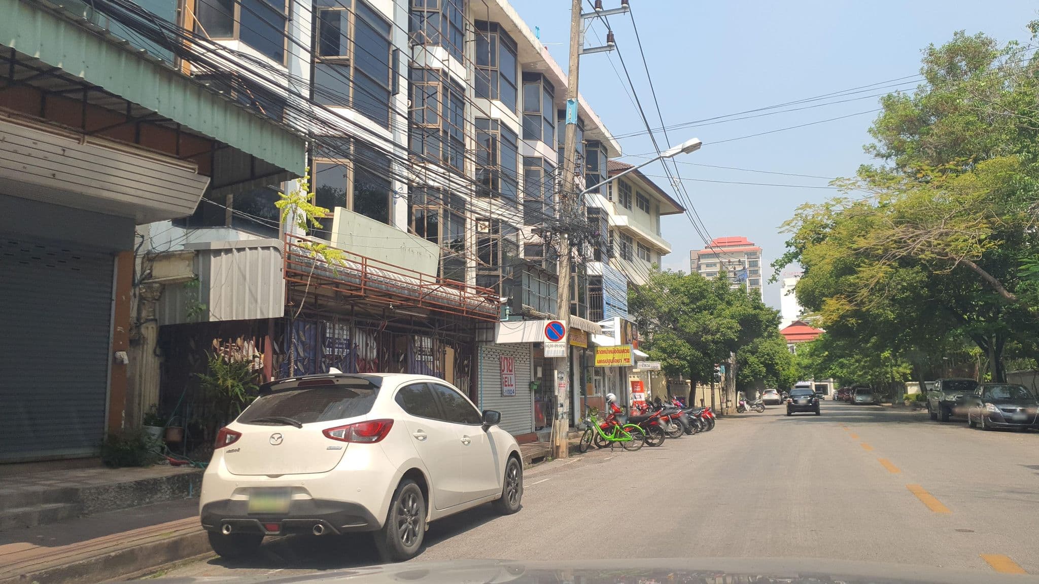 Street view near Empress Premier Hotel Chiang Mai, Chiang Mai — © jrcarlsen (CC BY-SA · Mapillary)