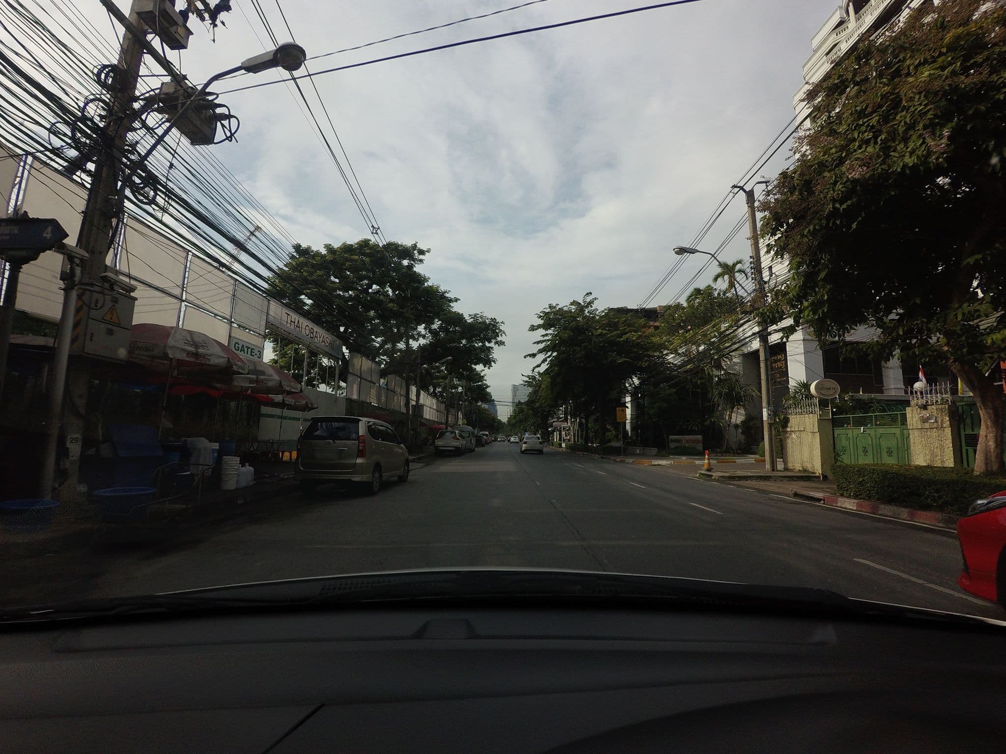 Street view near Sindhorn Kempinski Hotel, Makkasan