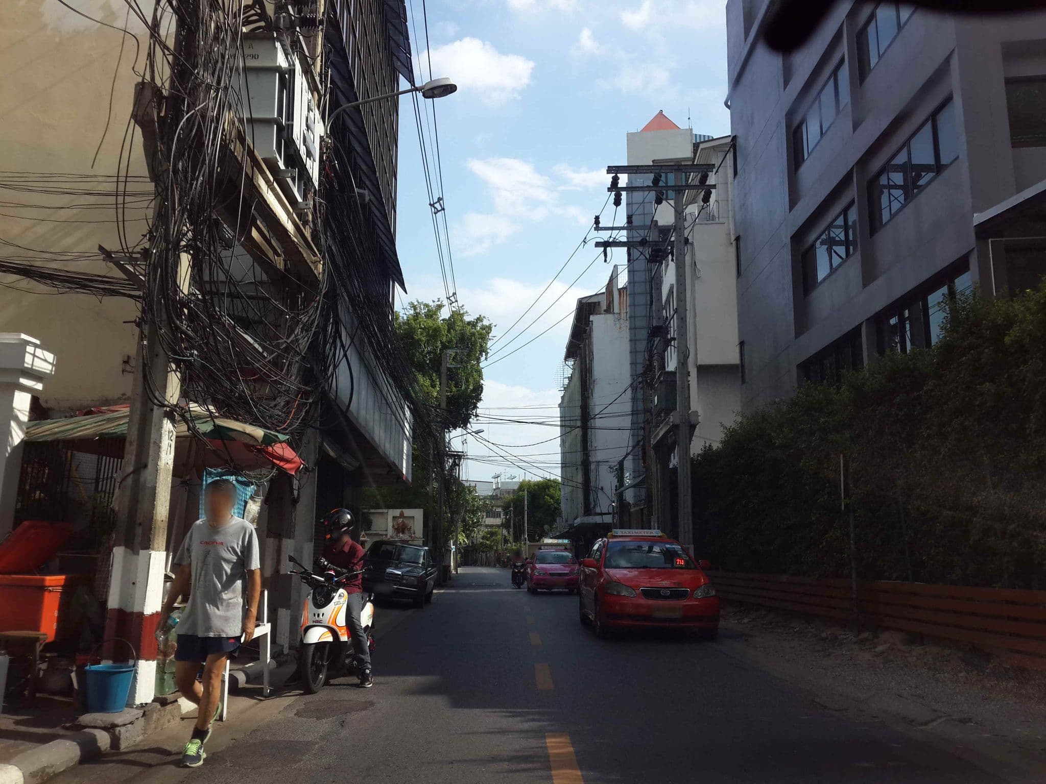 Street view near Annex Lumpini, Bang Rak