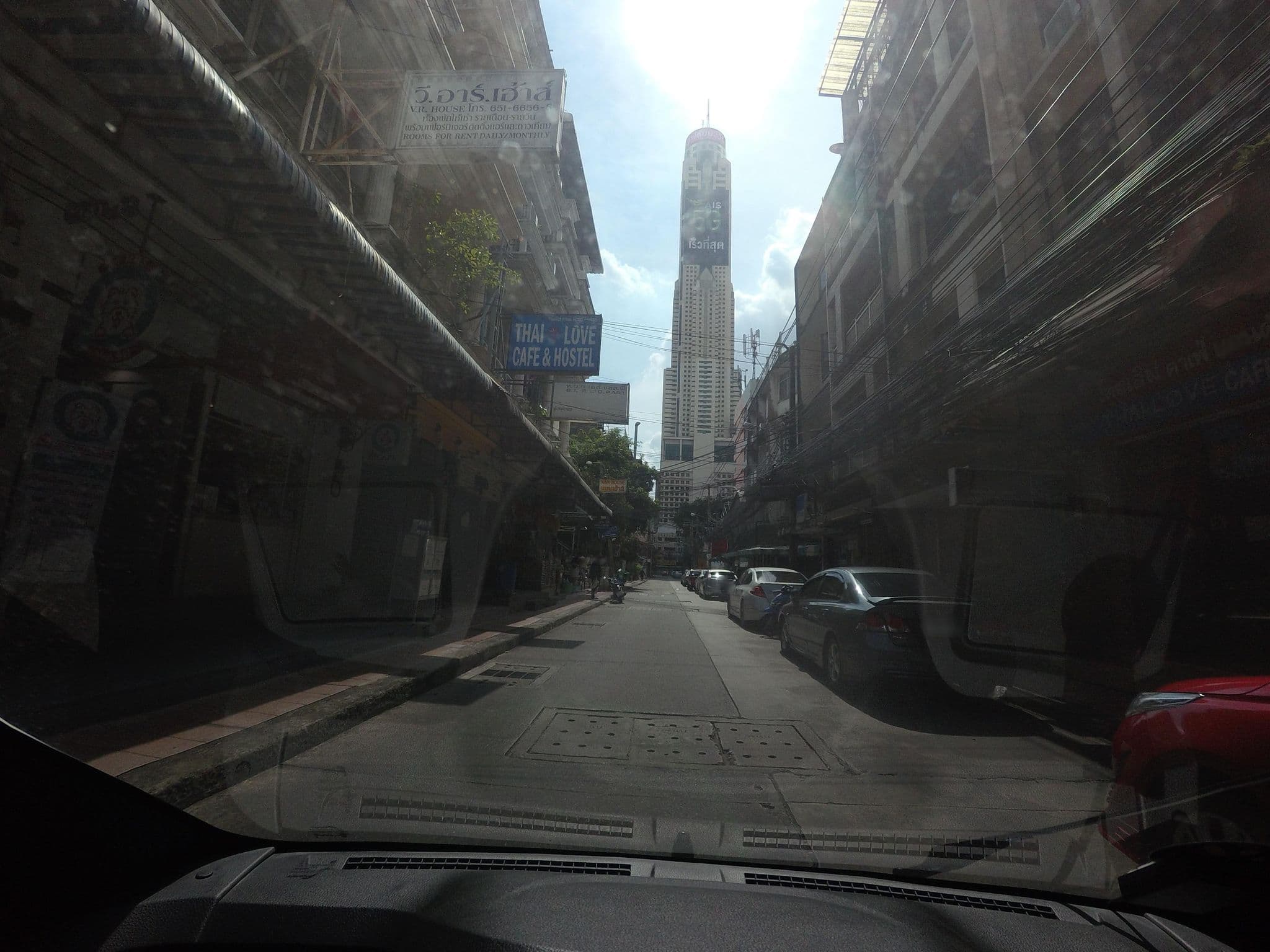 Street view near Mascot Hostel, Makkasan