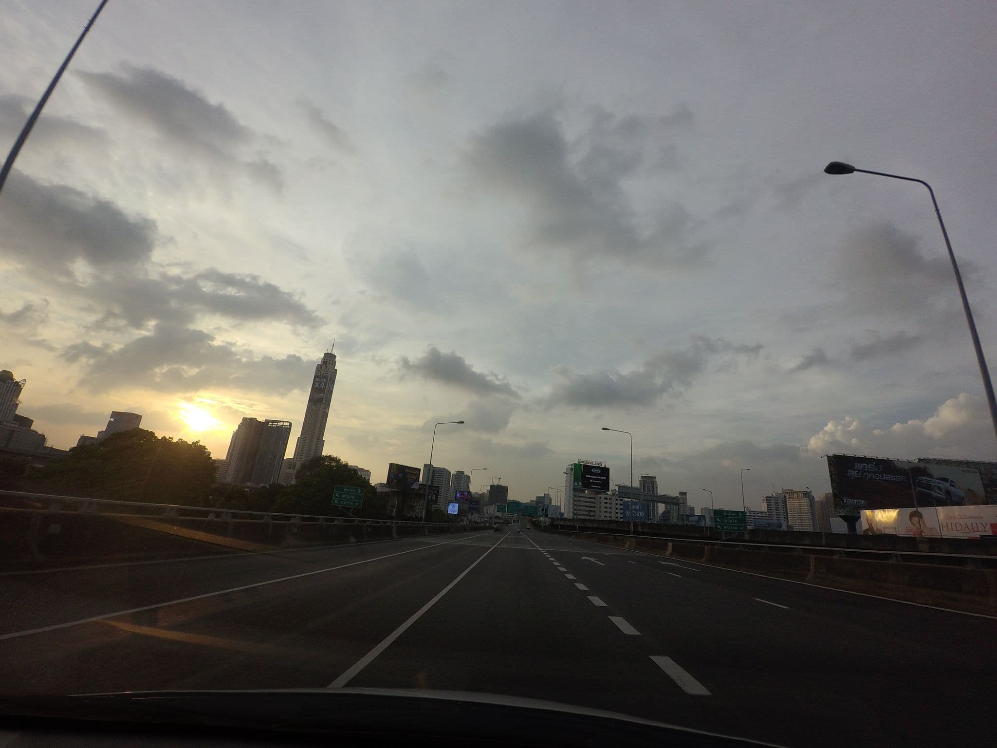 Street view near Hyde Park Hotel Bangkok, Makkasan