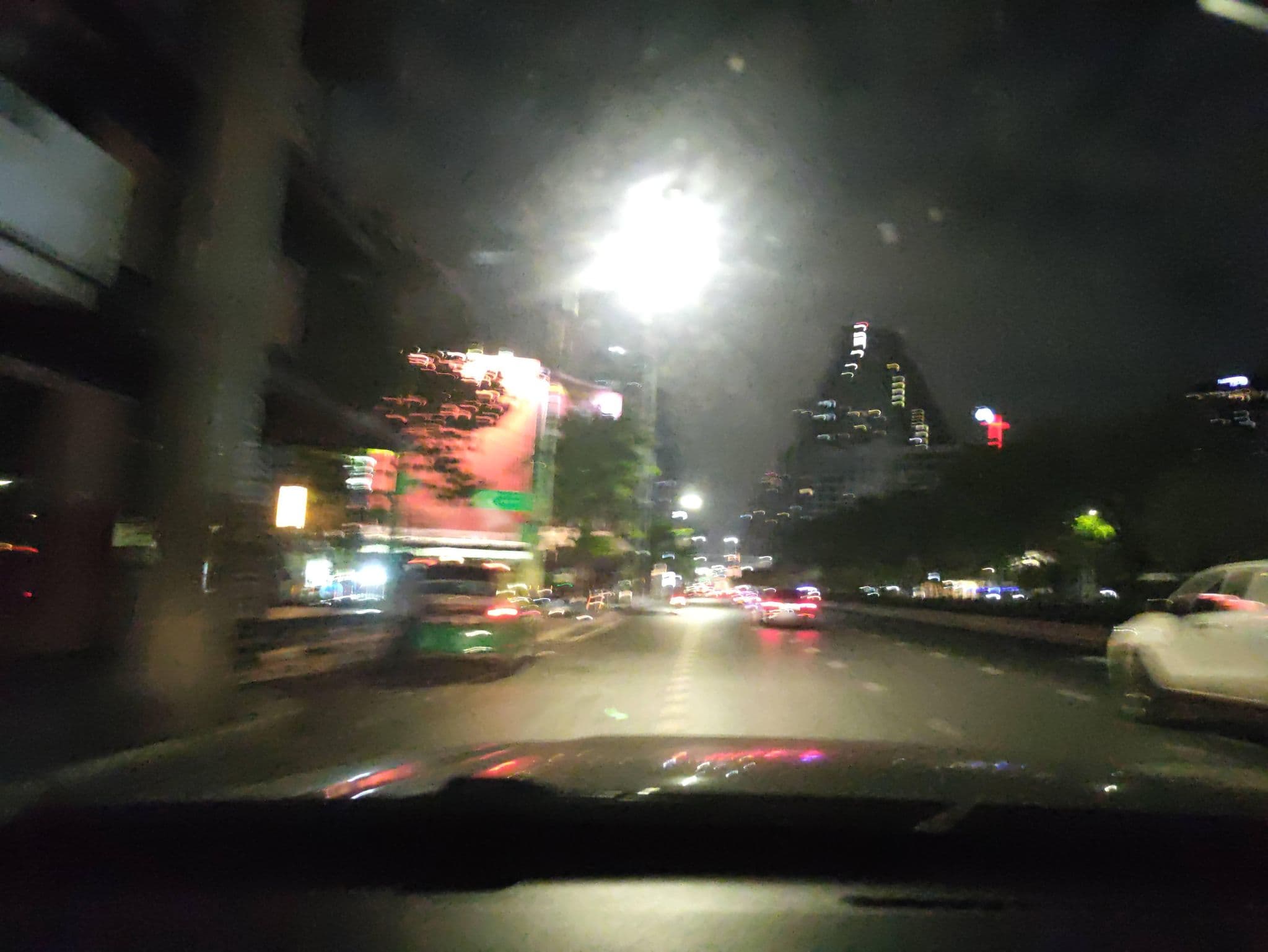 Street view near Ozone Hotel @ Samyan, Pathum Wan — © kasetitkml_pipitchai (CC BY-SA · Mapillary)