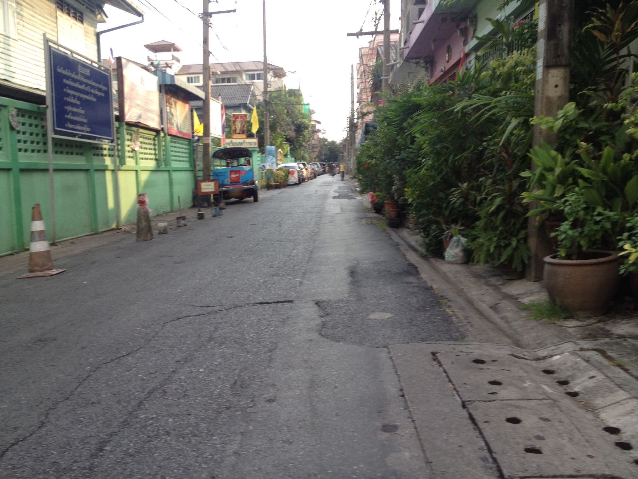 Street view near Phranakorn Nornlen, Phra Nakhon