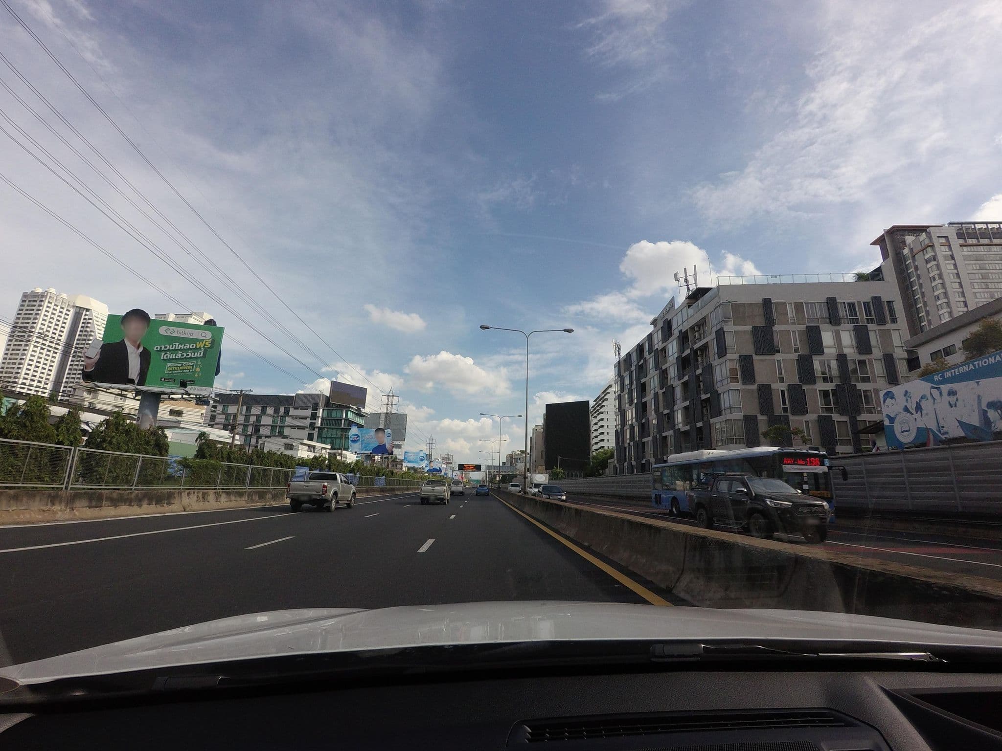 Street view near Hotel Icon, Makkasan