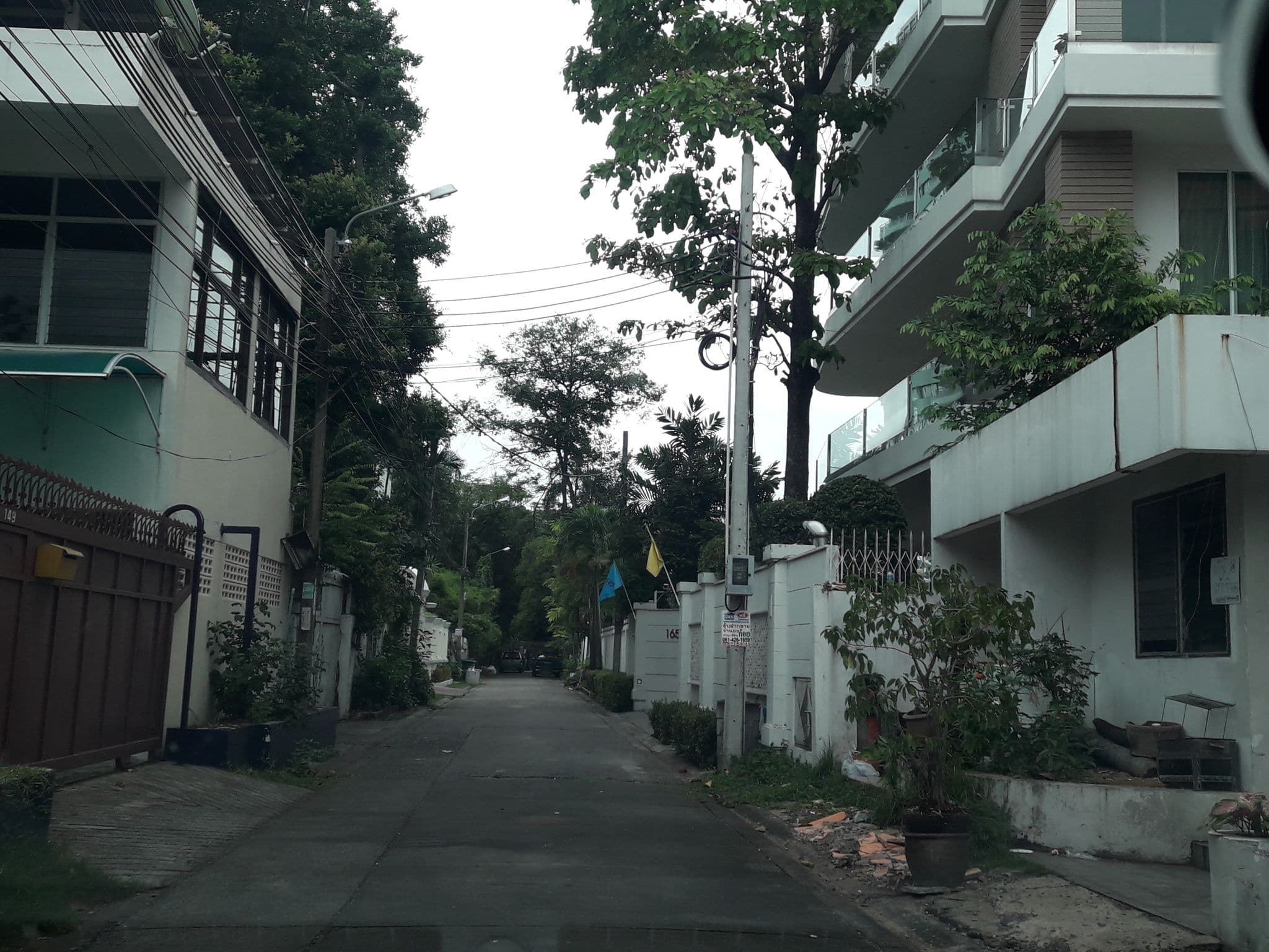Street view near Tèja Hotel, Makkasan — © jetman11 (CC BY-SA · Mapillary)