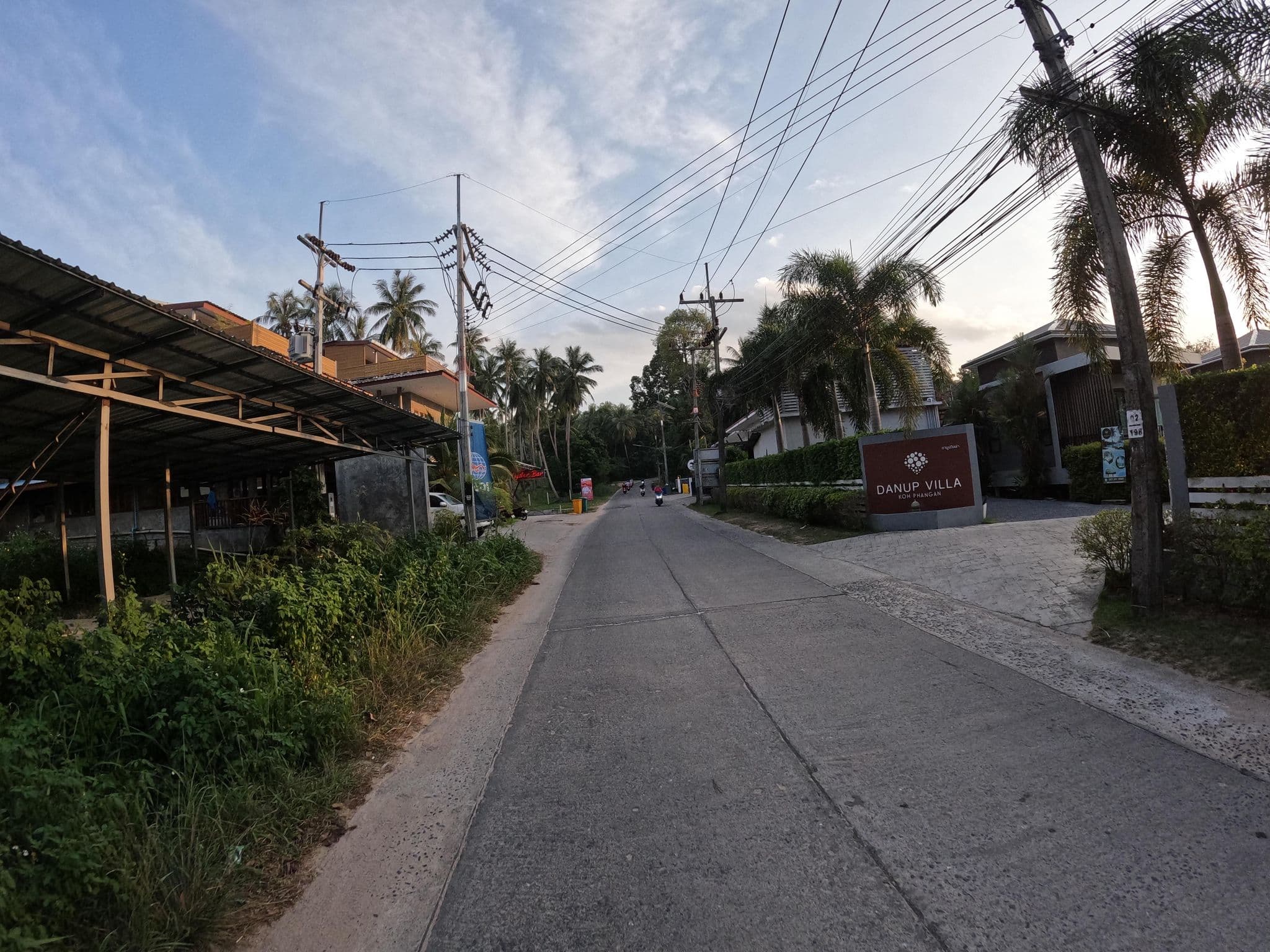 Street view near Le Grand Bleu Hôtel, Ko Pha Ngan