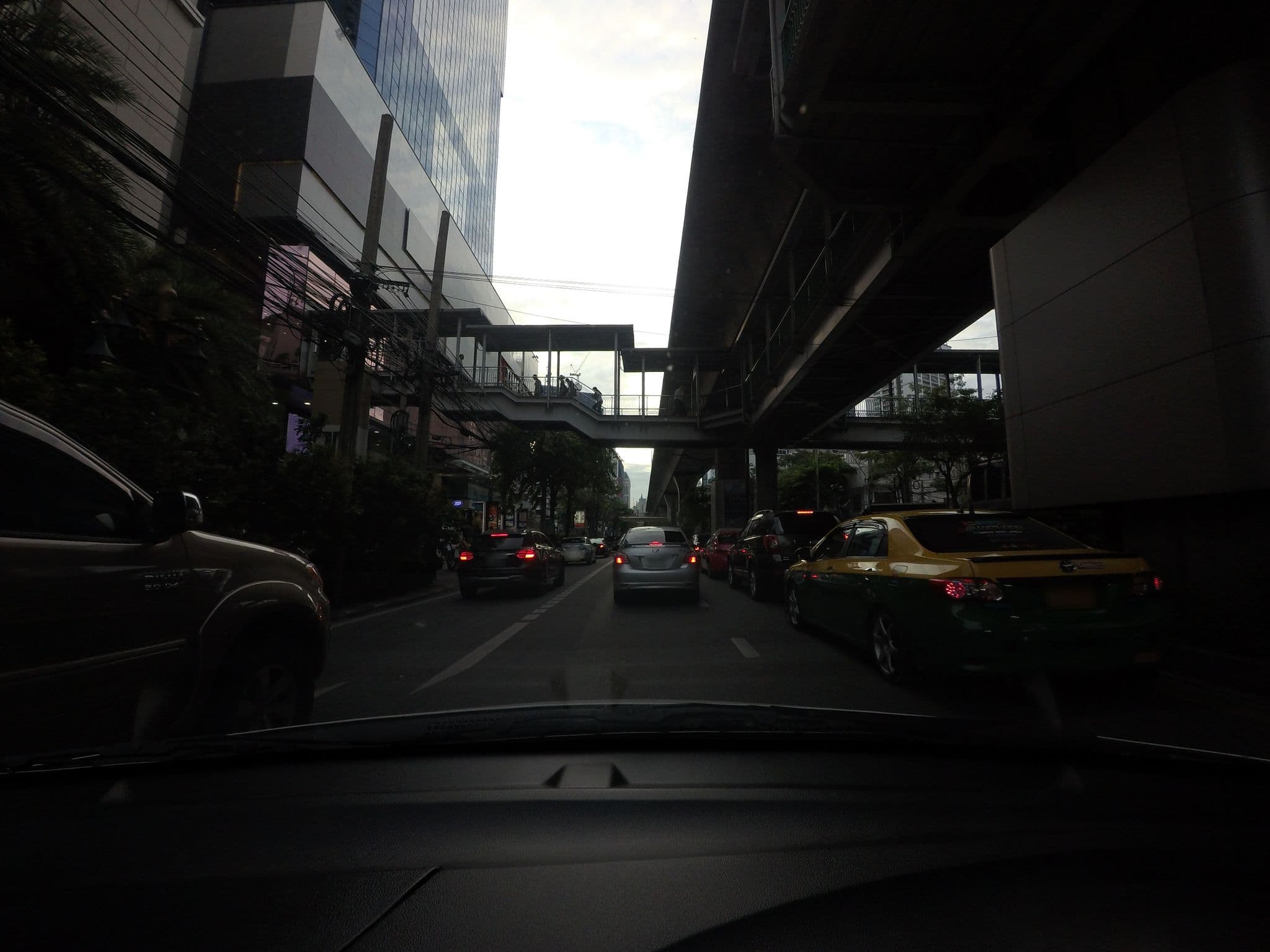 Street view near Sheraton Grande Sukhumvit, Makkasan — © mishari (CC BY-SA · Mapillary)
