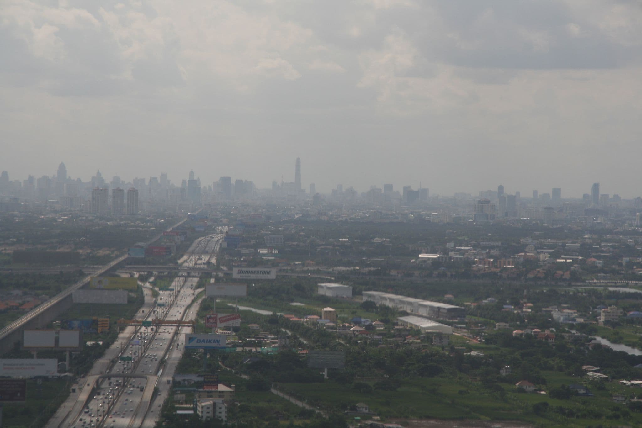 Street view near Baiyoke Sky Hotel, Makkasan