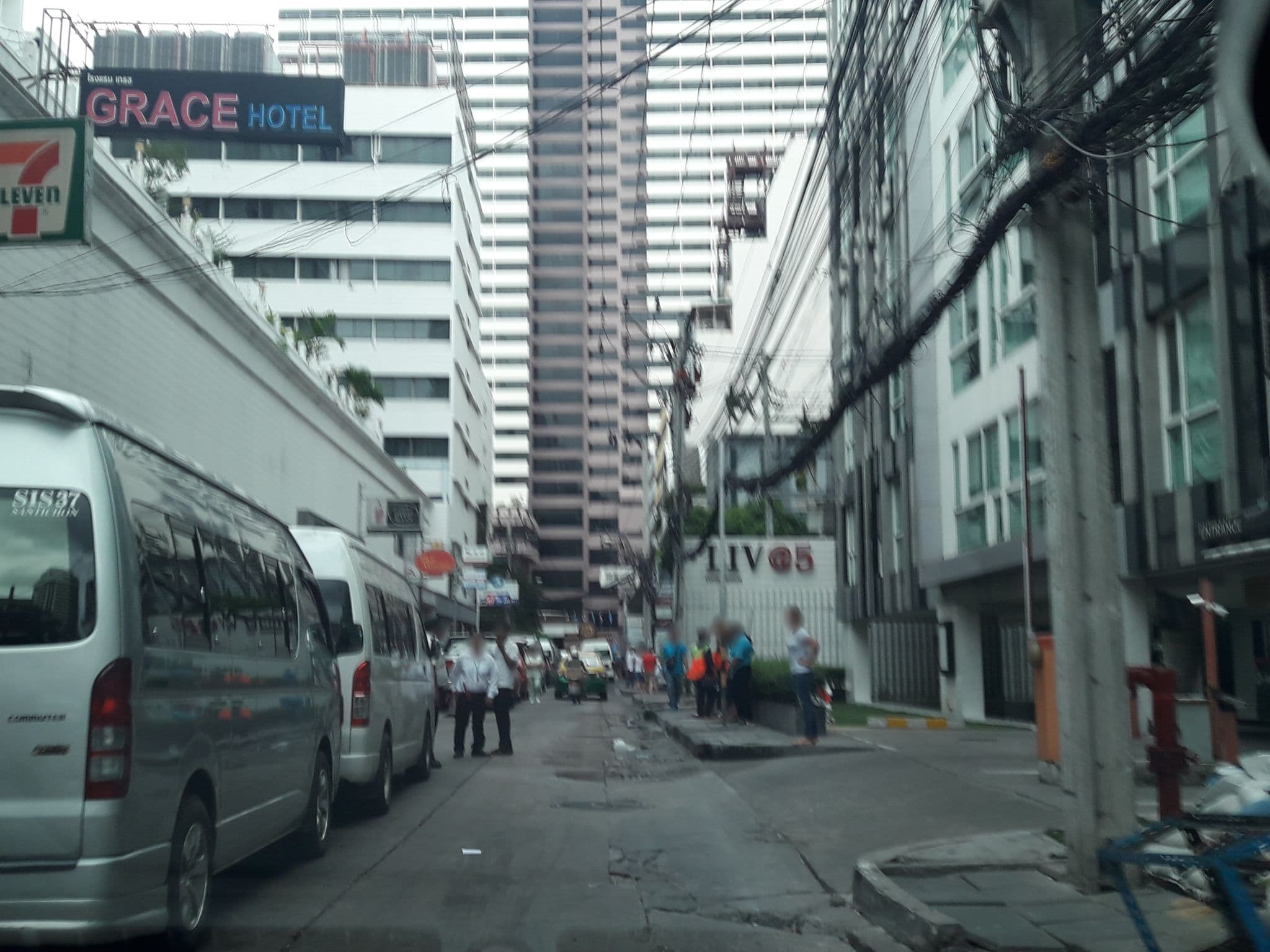 Street view near Glow, Makkasan