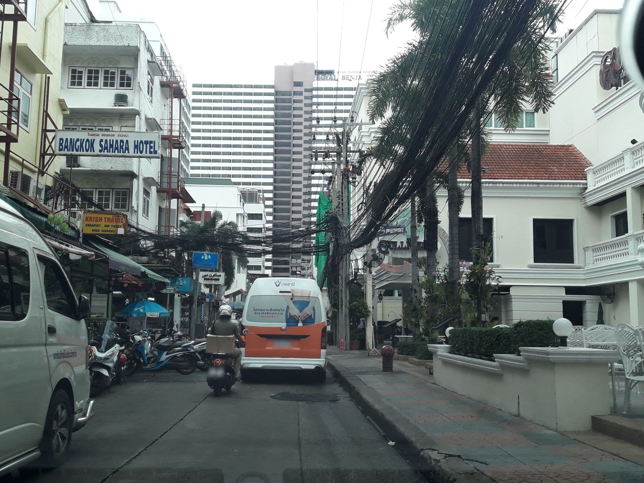 Street view near Bangkok Sahara, Makkasan