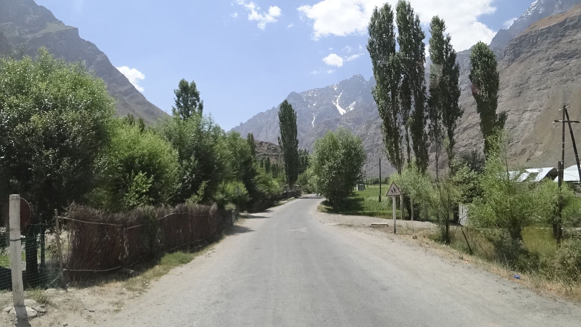 Street view near Khuf Gateway Motel, Rŭshon — © vbombaerts (CC BY-SA · Mapillary)