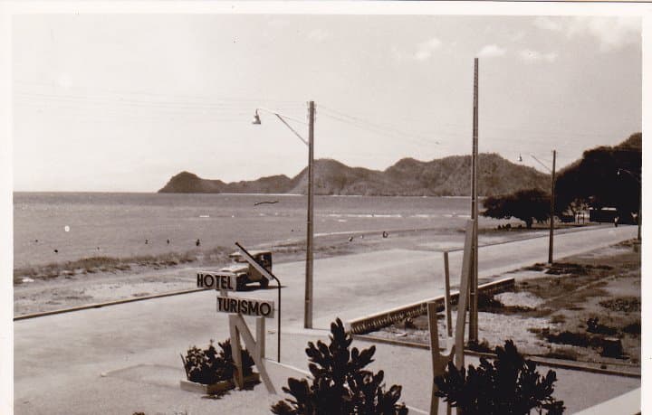 Hotel Dili (via Wikimedia Commons, Public domain)