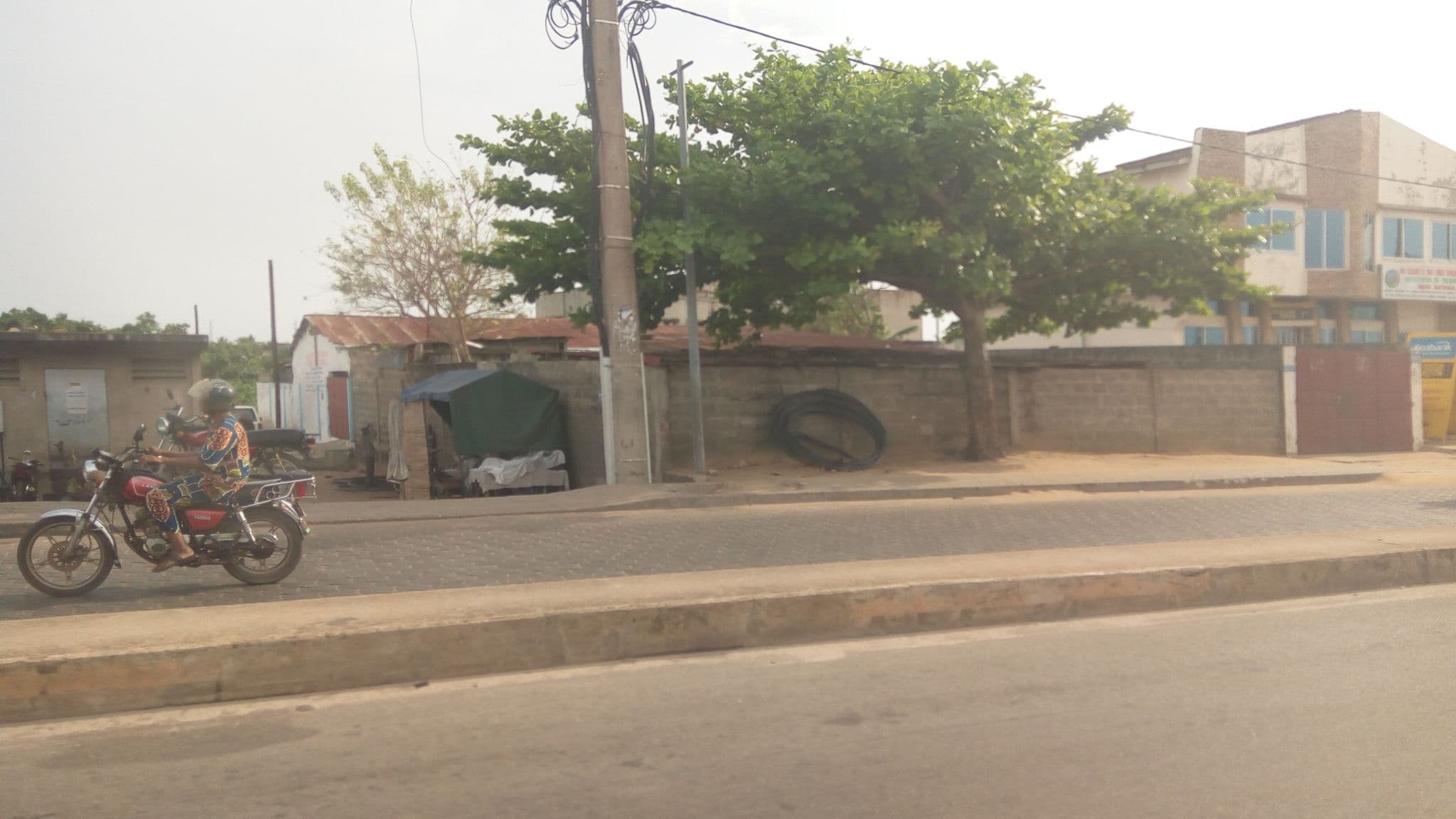 Street view near Auberge l'Abri, Godomè — © tchirktema (CC BY-SA · Mapillary)