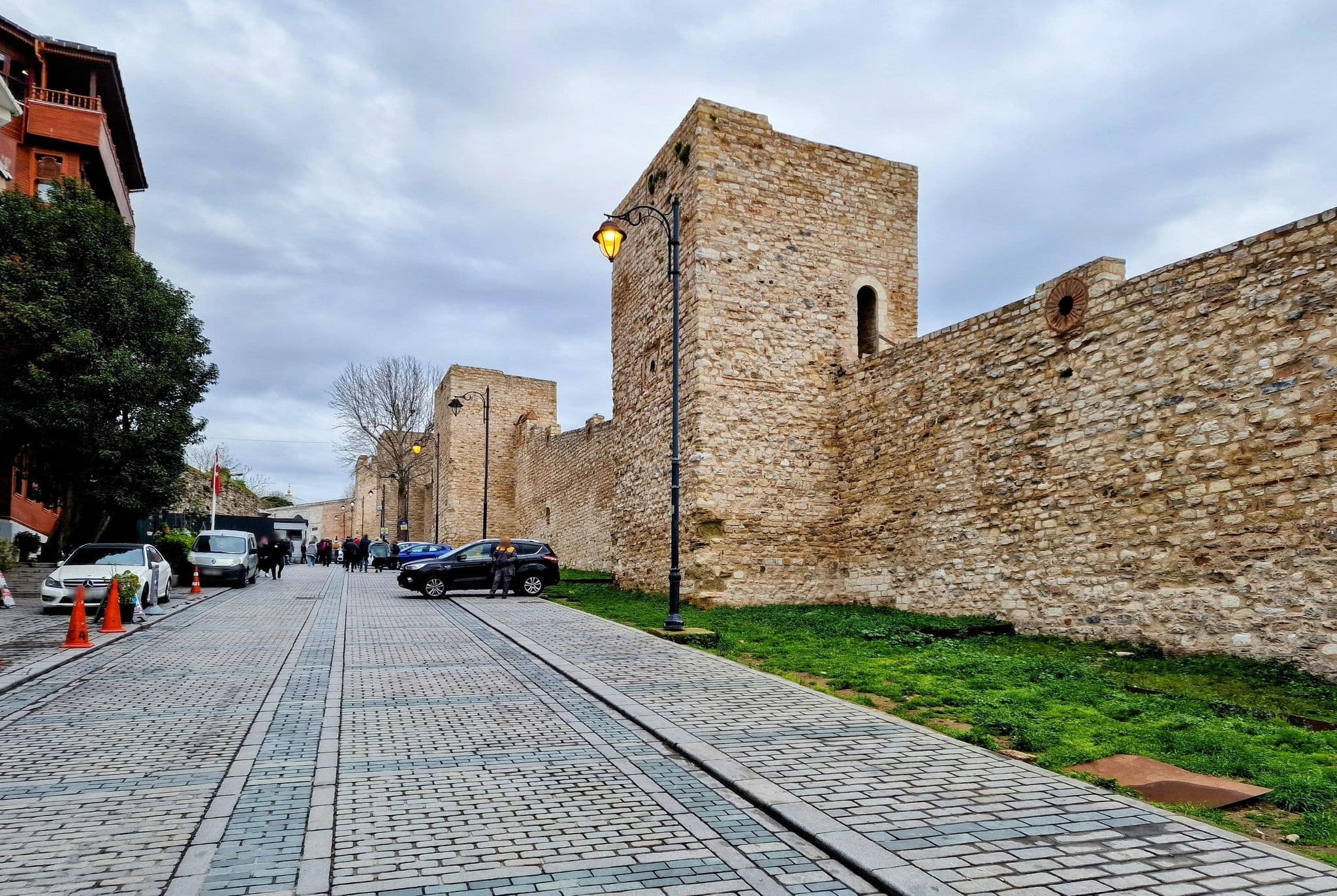 Street view near Mavi Guesthouse, Sultanahmet — © km2bp (CC BY-SA · Mapillary)