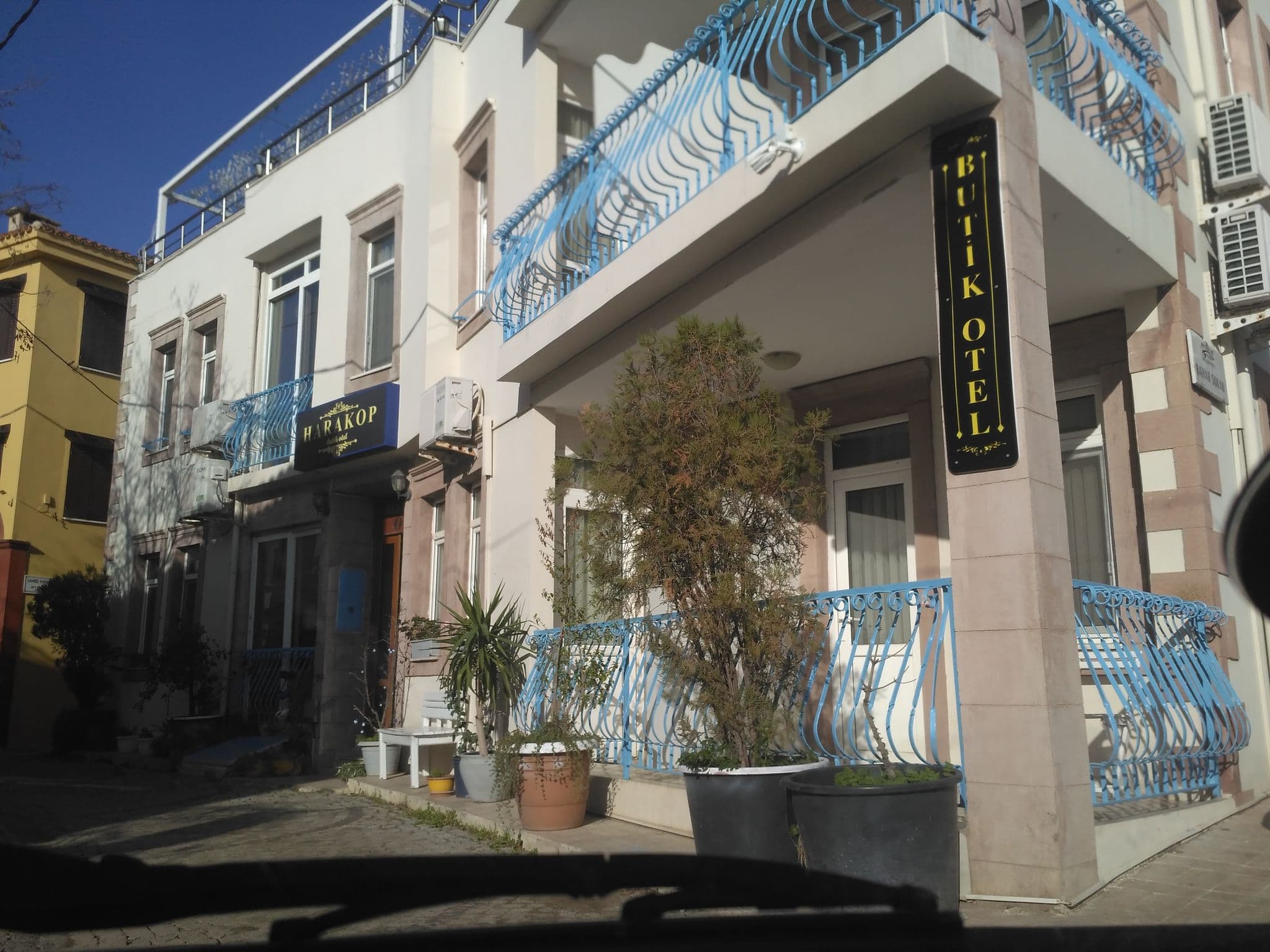 Street view near Harakop Butik Otel, Ayvalık — © uzungo (CC BY-SA · Mapillary)